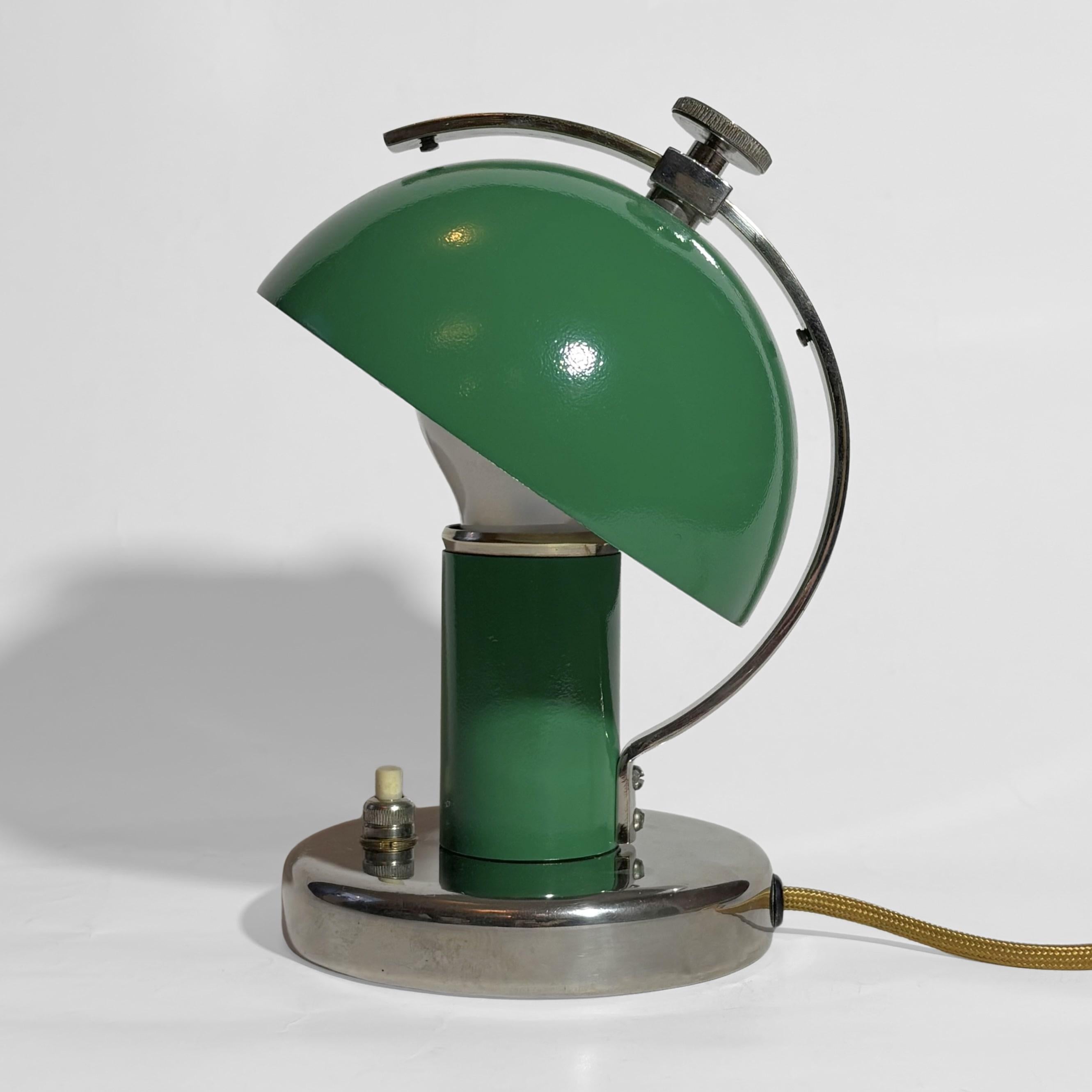 Rare lampe de table moderniste, modèle 29379, conçue dans les années 1930 par Erik Tidstrand pour le célèbre grand magasin suédois Nordiska Kompaniet (NK). Cette pièce saisissante capture l'esprit fonctionnaliste précoce du design moderne suédois,