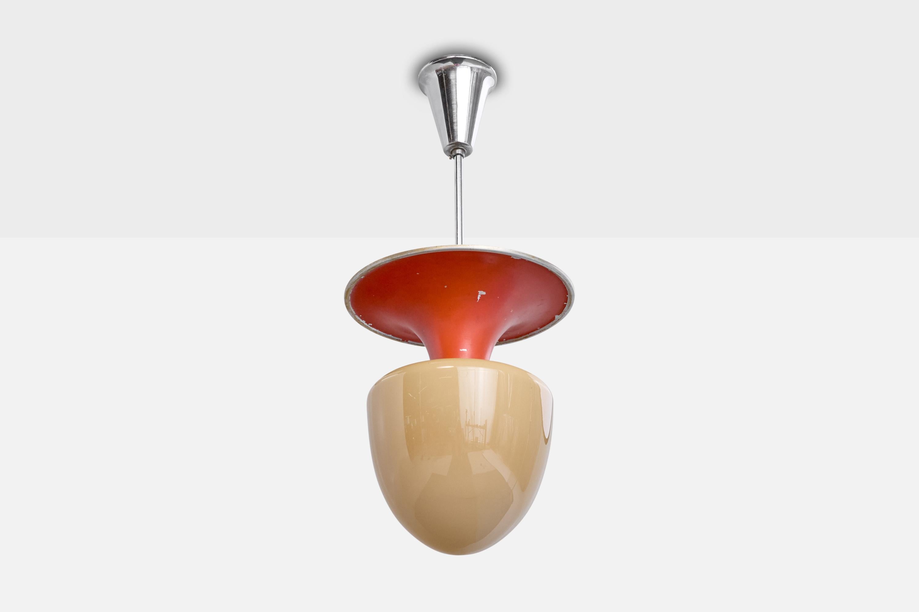 Lampada a sospensione in metallo laccato rosso e nichelato e vetro opalino beige disegnata da Erik Tidstrand e prodotta da Nordiska Kompaniet, Svezia, anni '30 circa.

Dimensioni complessive (pollici): 20,75