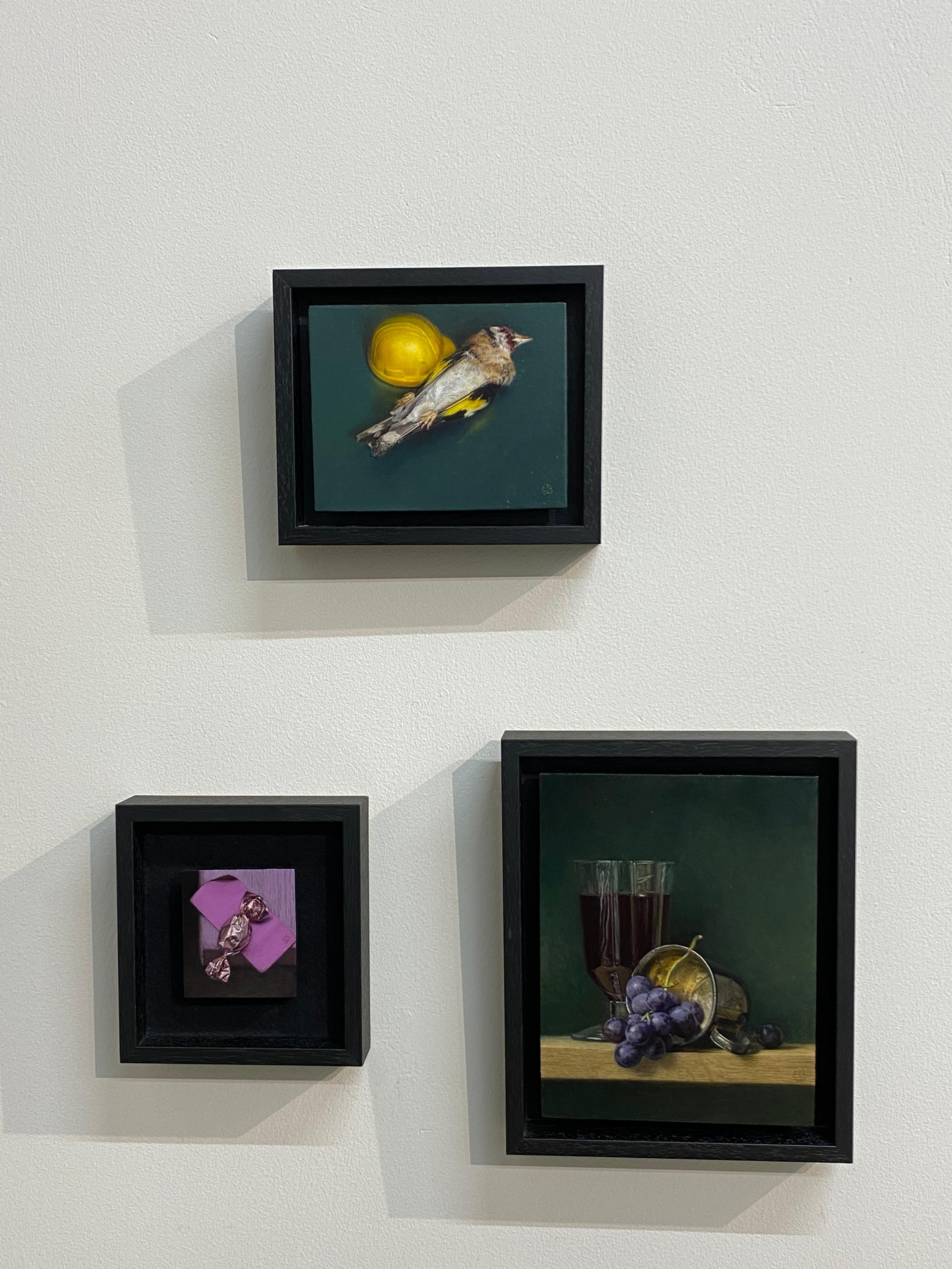 Erschöpft - 21. Jahrhundert Zeitgenössisches realistisches Stilleben eines Vogels im Angebot 4