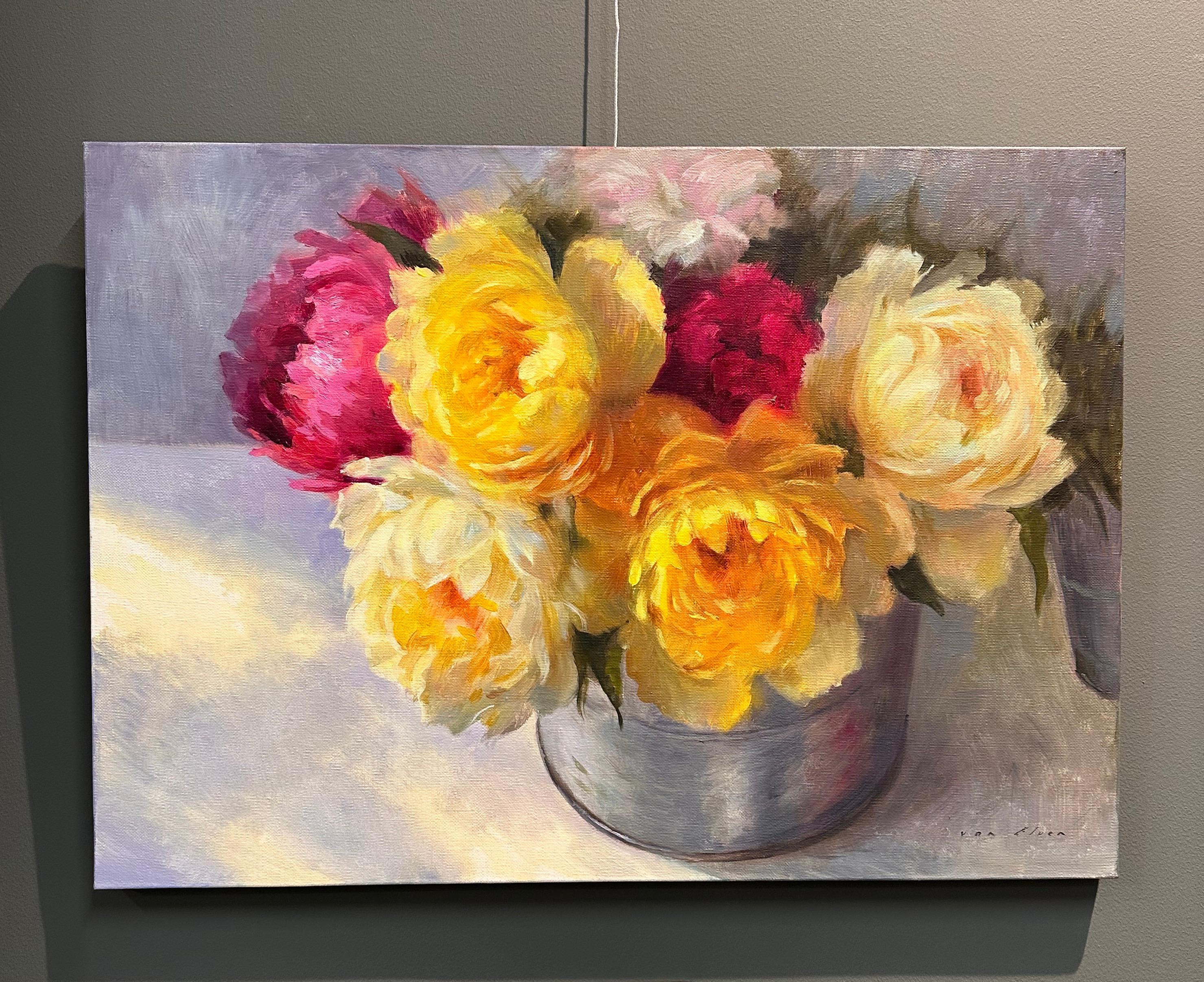 Bombilla - Siglo XXI Contemporáneo  Pintura holandesa de bodegón de Rosas Peonía - Painting de Erik van Elven