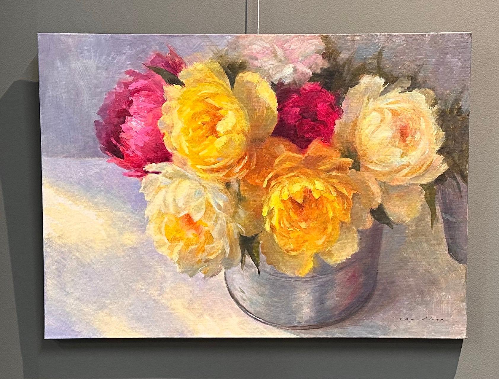 Bombilla - Siglo XXI Contemporáneo  Pintura holandesa de bodegón de Rosas Peonía - Still-Life Painting Gris de Erik van Elven