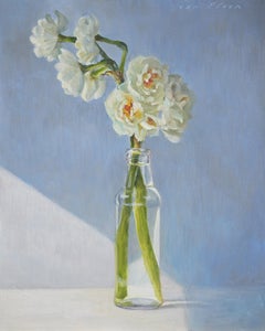 Sunseekers- 21st Century Contemporary Still-life Painting mit Flasche und Blumen