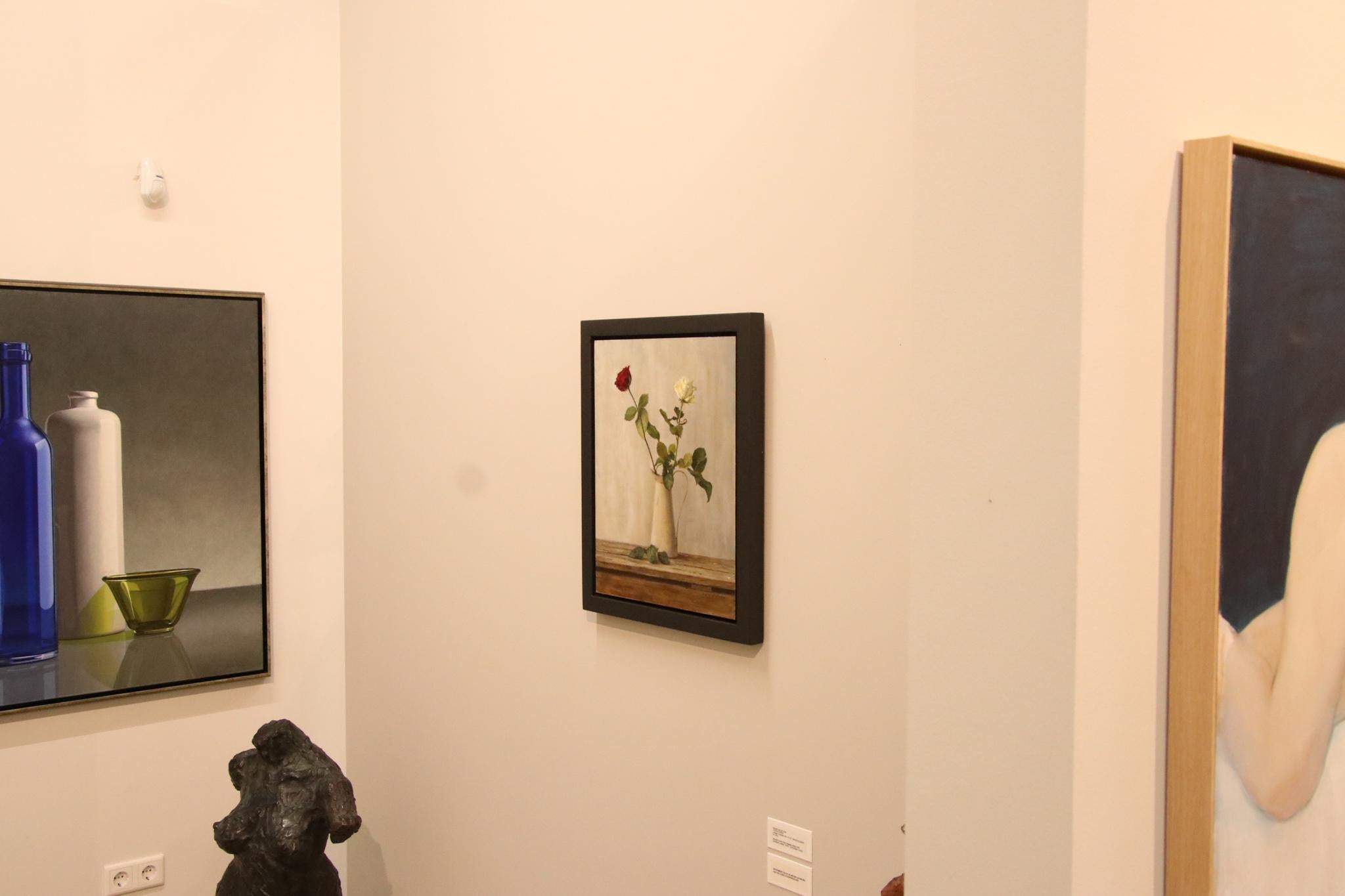 Two of a Kind - Pittura a olio contemporanea del XXI secolo con natura morta - Still-Life Painting Grigio di Erik van Elven