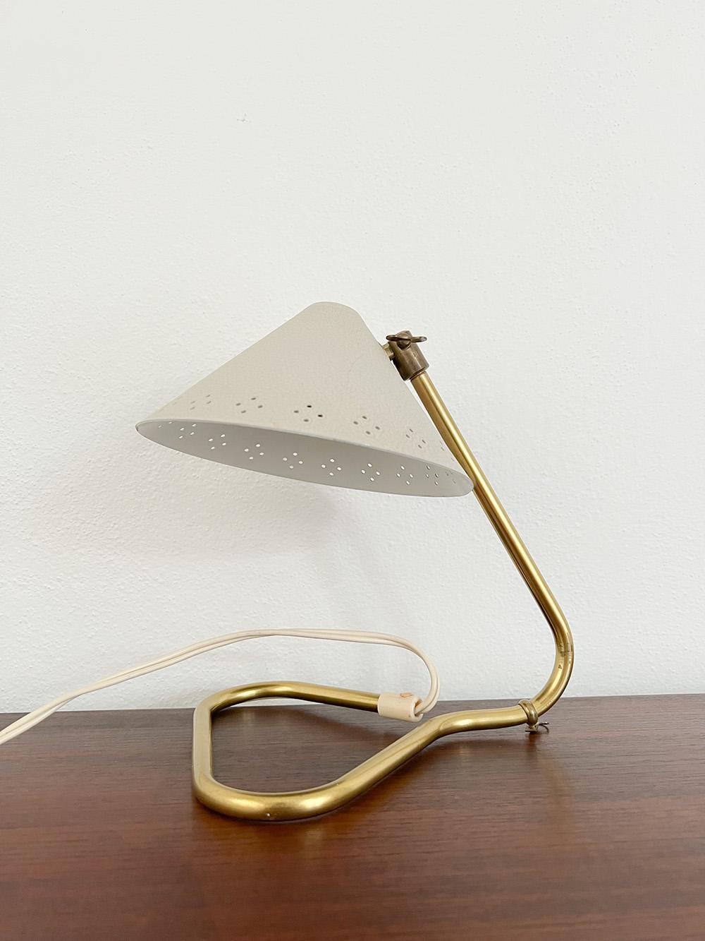 White lacquered aluminum and brass table lamp, model GK14, designed by Erik Wärnå and manufactured by Gnosjö Konstsmide in Sweden, 1950s.

This rare and beautifully designed table lamp of Swedish origin was designed by Erik Wärnå and manufactured