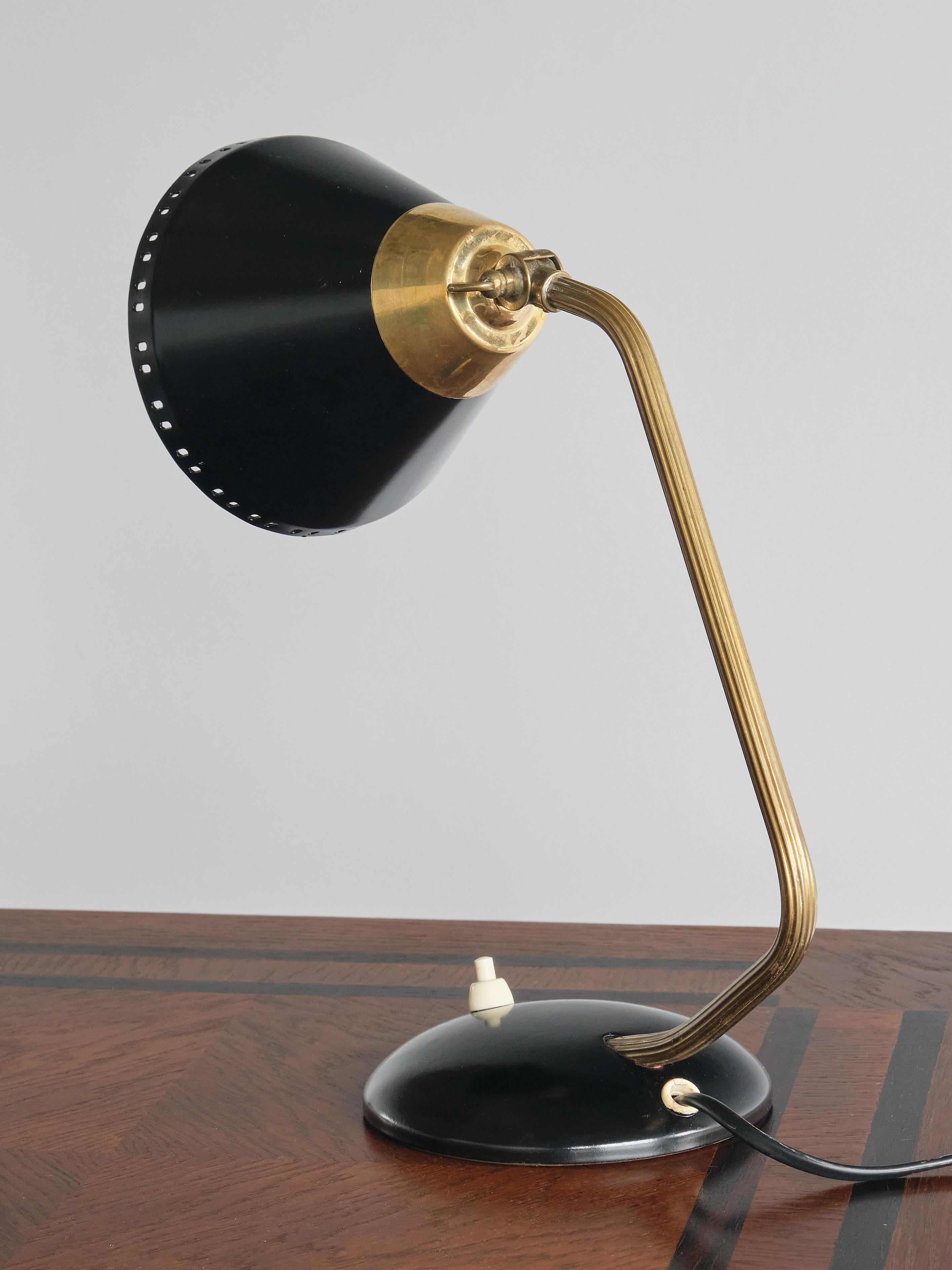 Erik Wärnå Table/Desk Lamp in Brass and Black Metal, EWÅ Värnamo, Sweden, 1950s For Sale 1