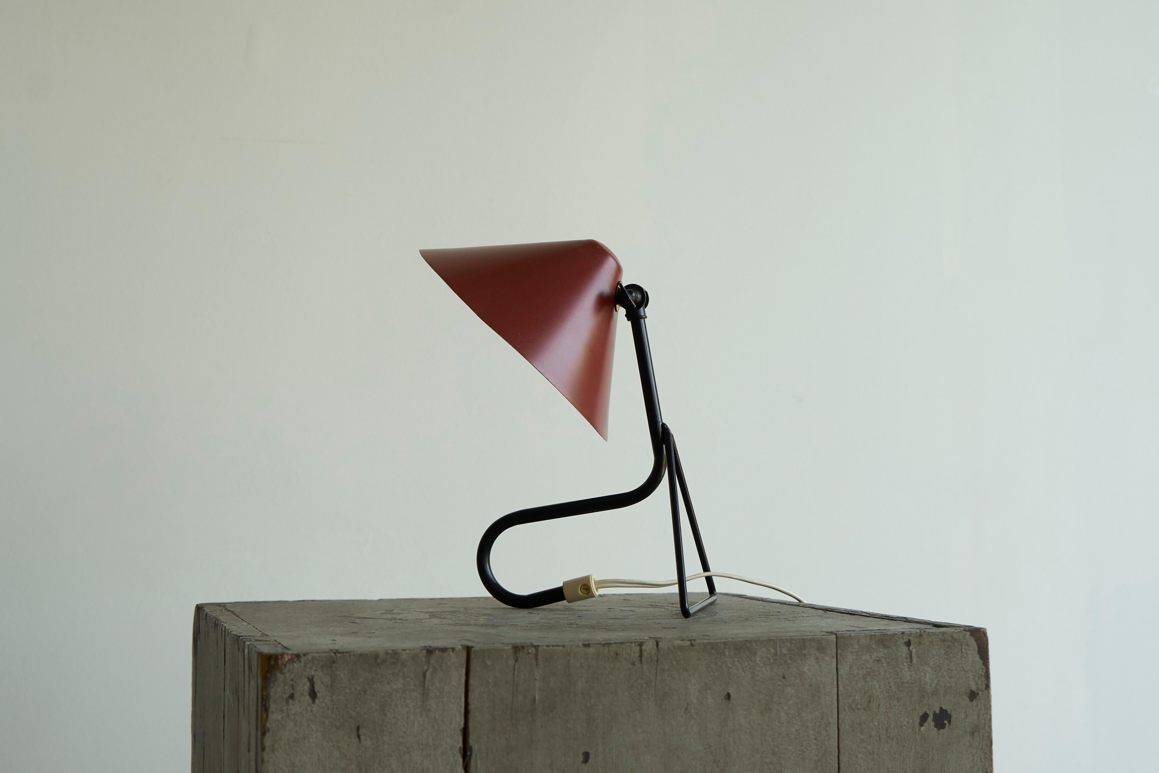 Erik Wärnå Table or Wall Lamp for Gnosjö Konstsmide 1950s.

Lovely and quintessentially mid century table or wall lamp by Erik Wärnå for Gnosjö Konstsmide in the 1950s. Great design with a nice red color and a black frame. Can be used as a table