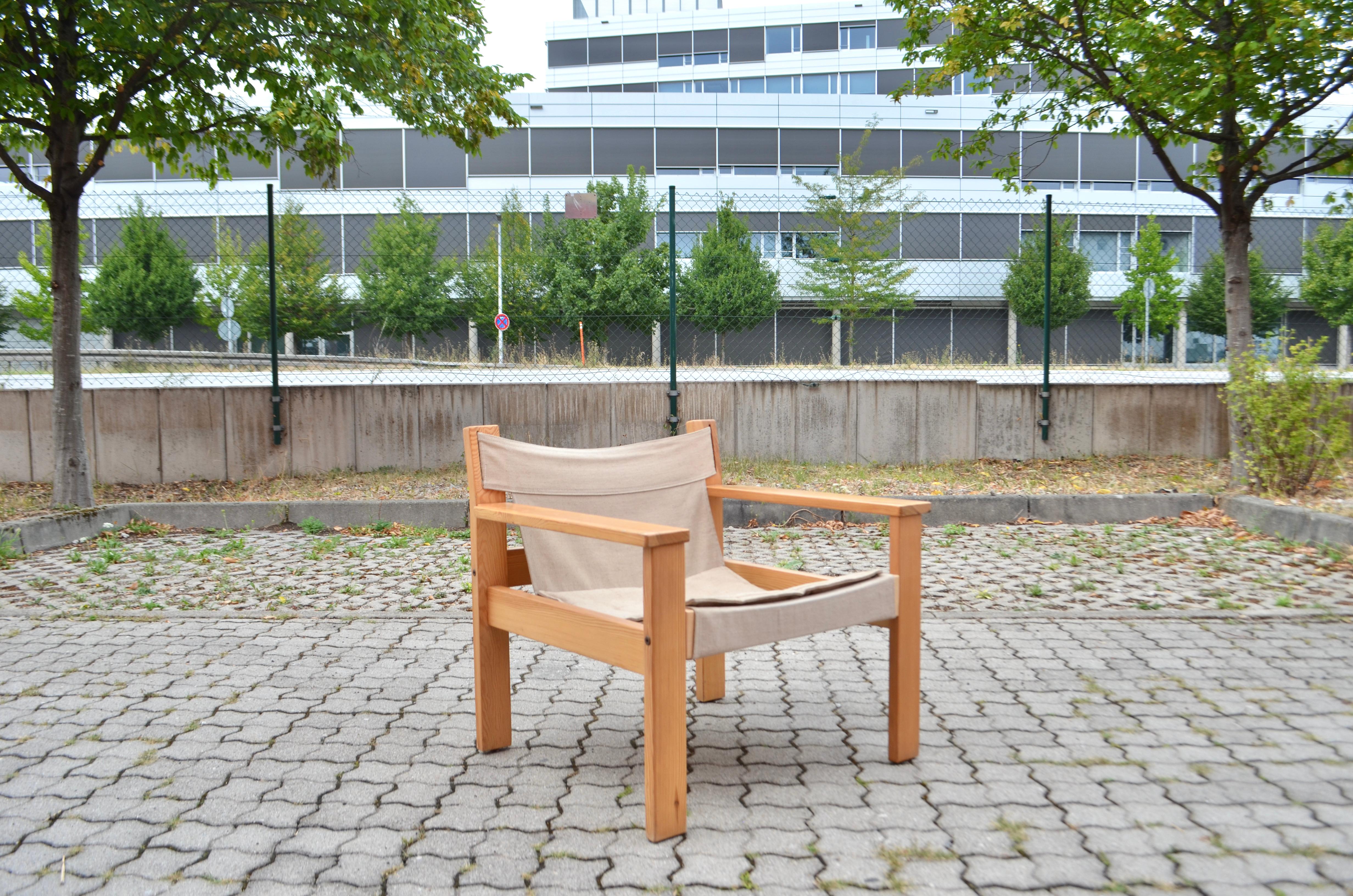 This rare Canvas Lounge chair was designed 1977 by Erik Worts for IKEA.
The Model name is FORM.
It was produced only for a short period of time only 1 Year in 1977.So it is absolut rare.
It has a solid frame made of scandinavian pine.
The