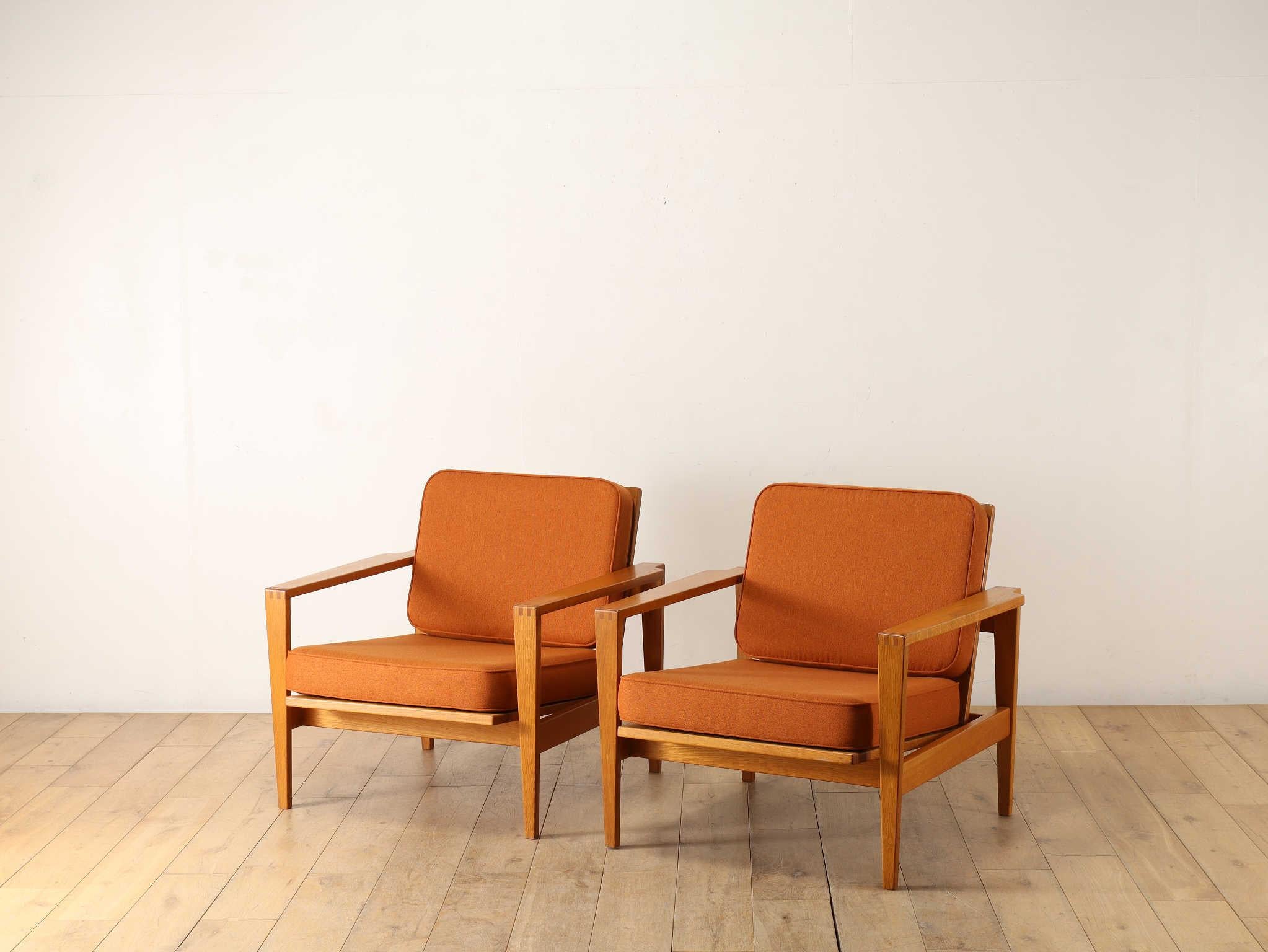 Este sillón es obra del diseñador danés Erik Worts. Su obra se caracteriza por el amplio uso del roble claro, y esta silla también tiene un suave color roble y las puntas de los brazos tienen un diseño cincelado. La forma afilada y la textura suave