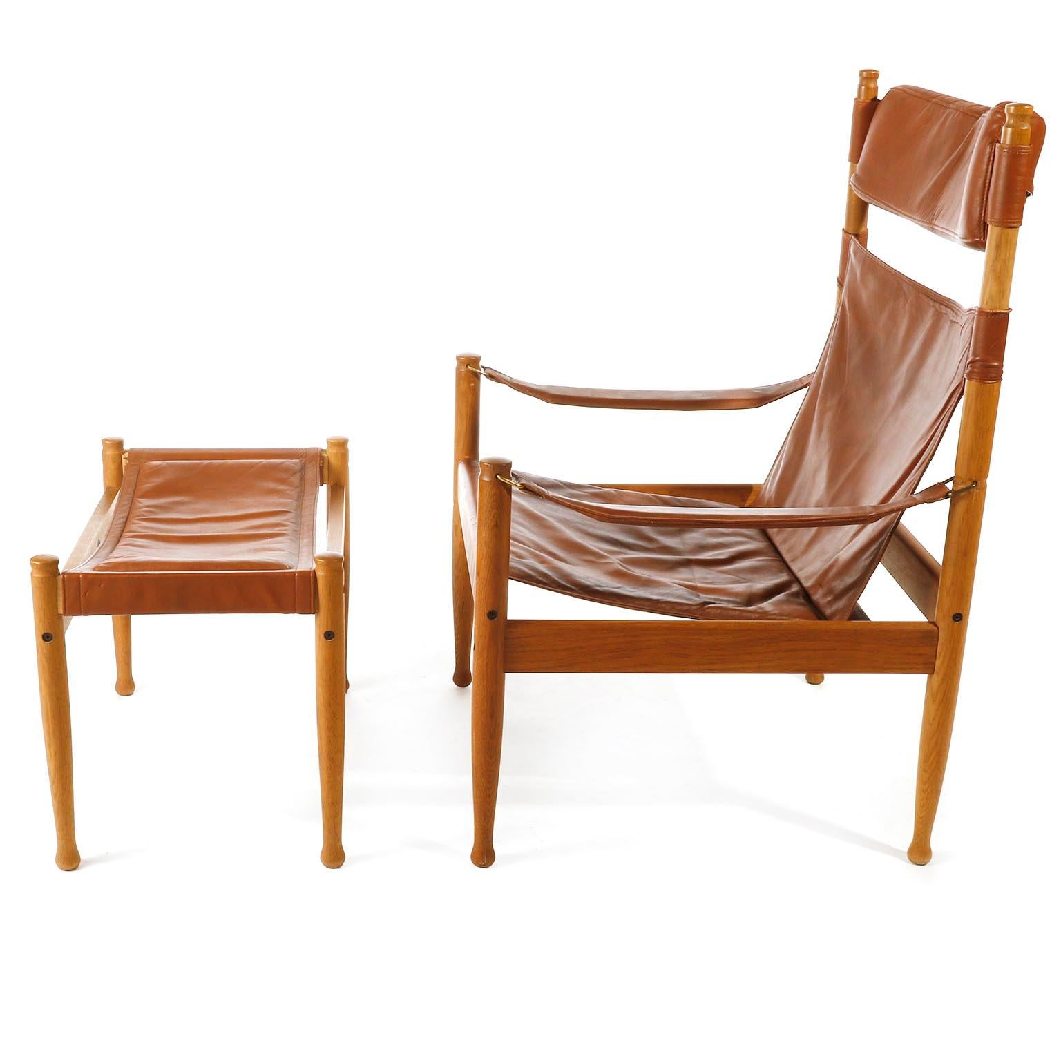 A fantastic highback safari lounge chair with ottoman in oak or elm and wonderful warm toned cognac leather designed by Erik Wørts for Niels Eilersen, Denmark, manufactured in midcentury, circa 1960 (late 1950s or early 1960s).
A very dynamic