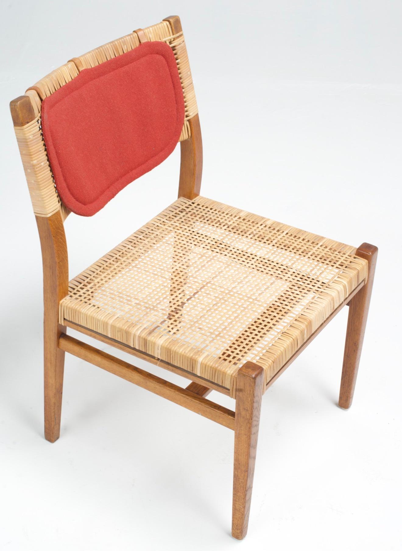 Prezzo individuale per articolo/sedia.  Indica il numero.

ERIK WØRTS. Sedia, rattan/quercia, ebanisteria Henrik Wørts, metà del XX secolo.
Queste sedie da pranzo combinano la semplicità della metà del secolo scorso con l'artigianato e i materiali