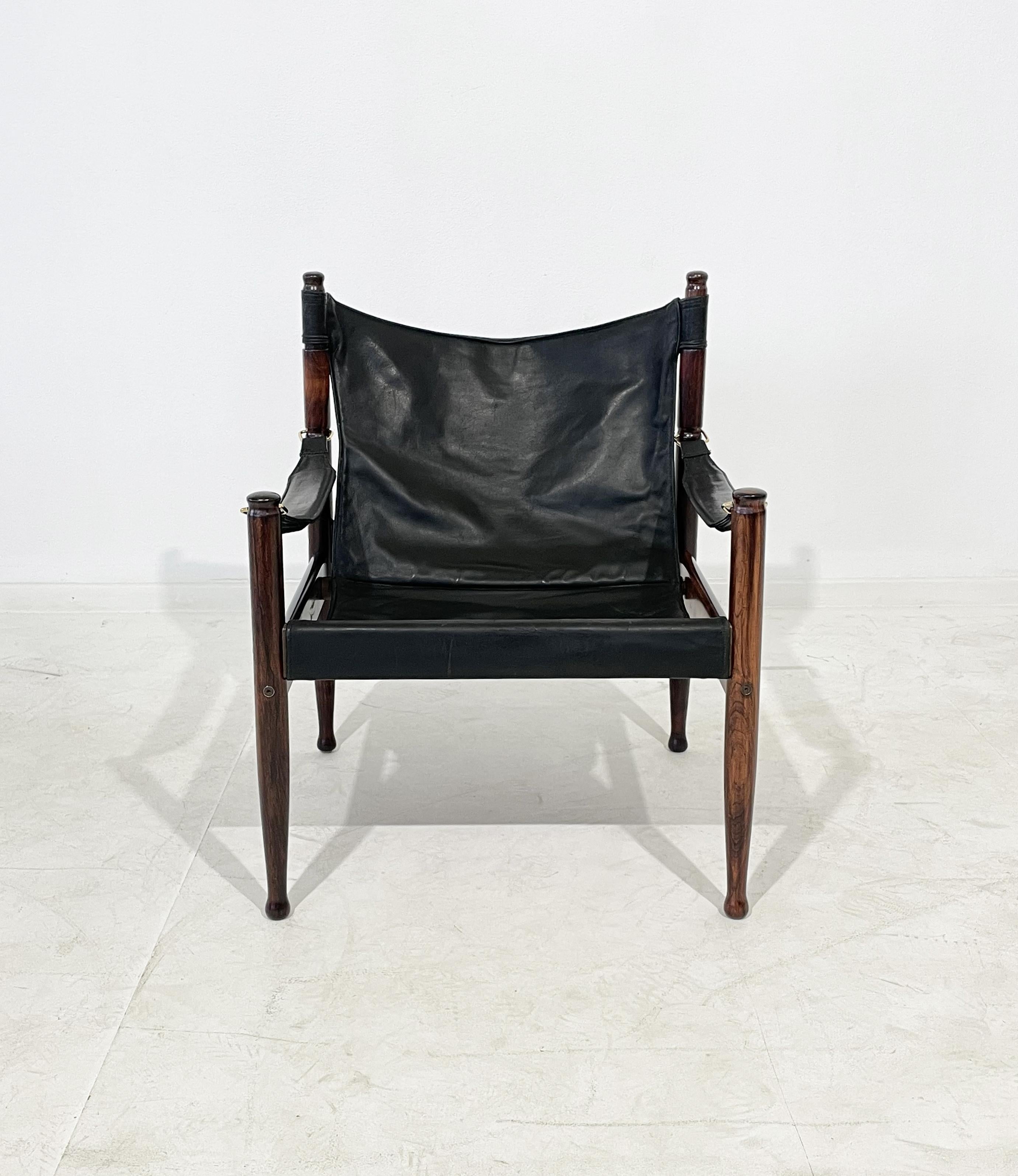 Lounge chair
Designer: Erik Wørts
Production: Niels Eilersen
Origin: Denmark
Period: 1960s
Material: rosewood and leather
Color: black
Dimensions: 76 cm hight x 60 cm width x 60 cm depth
Good overall condition. Some marks on the leather.