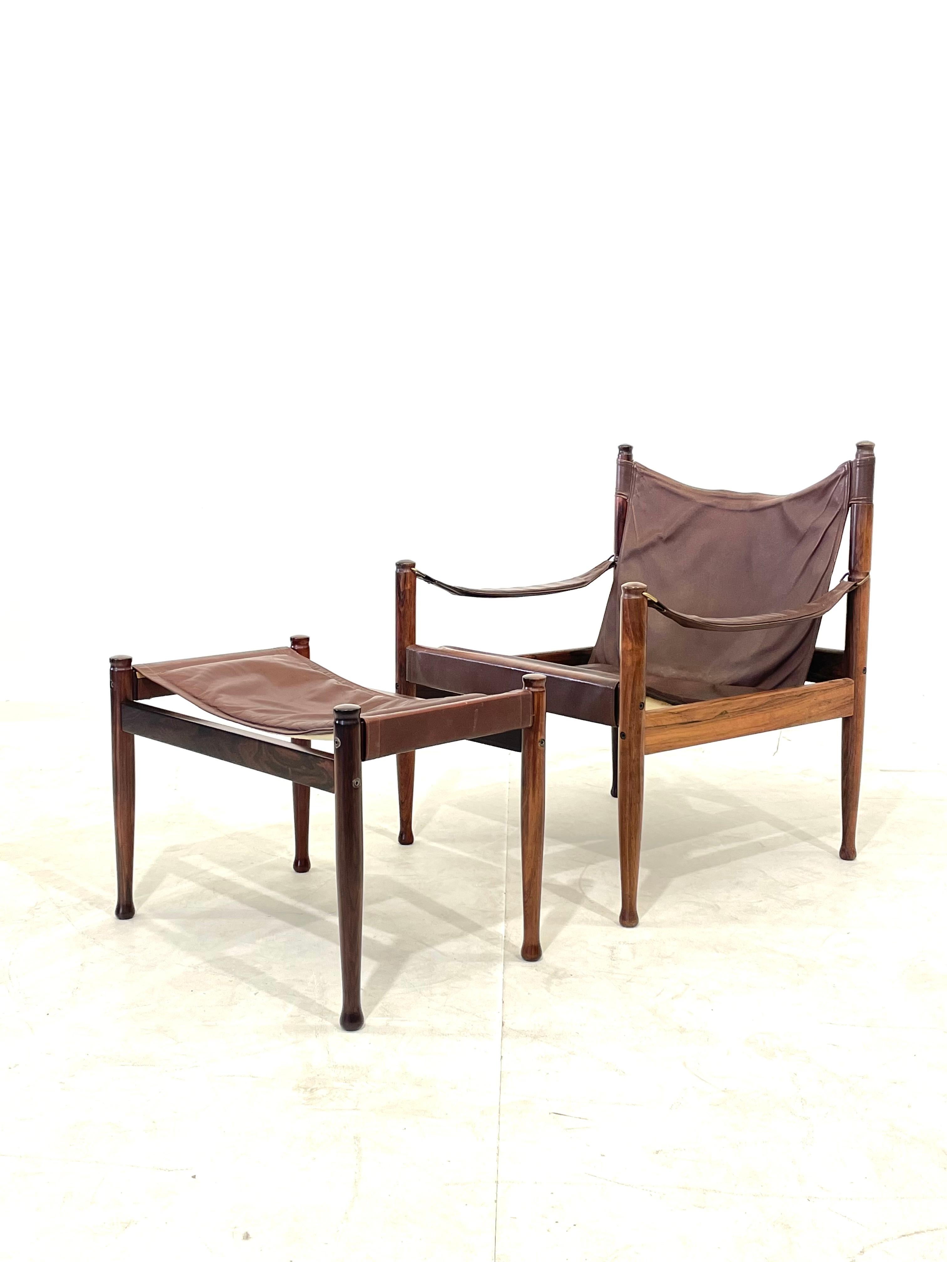Safari Lounge Chair und Ottoman, entworfen von Erik Worts für Niels Eilersen, Dänemark, 1960. Hergestellt aus massivem Palisanderholz und Ledersitz mit Messingdetails. Sehr schöner patinierter Ledersitz, aber immer noch in gutem Vintage-Zustand.
