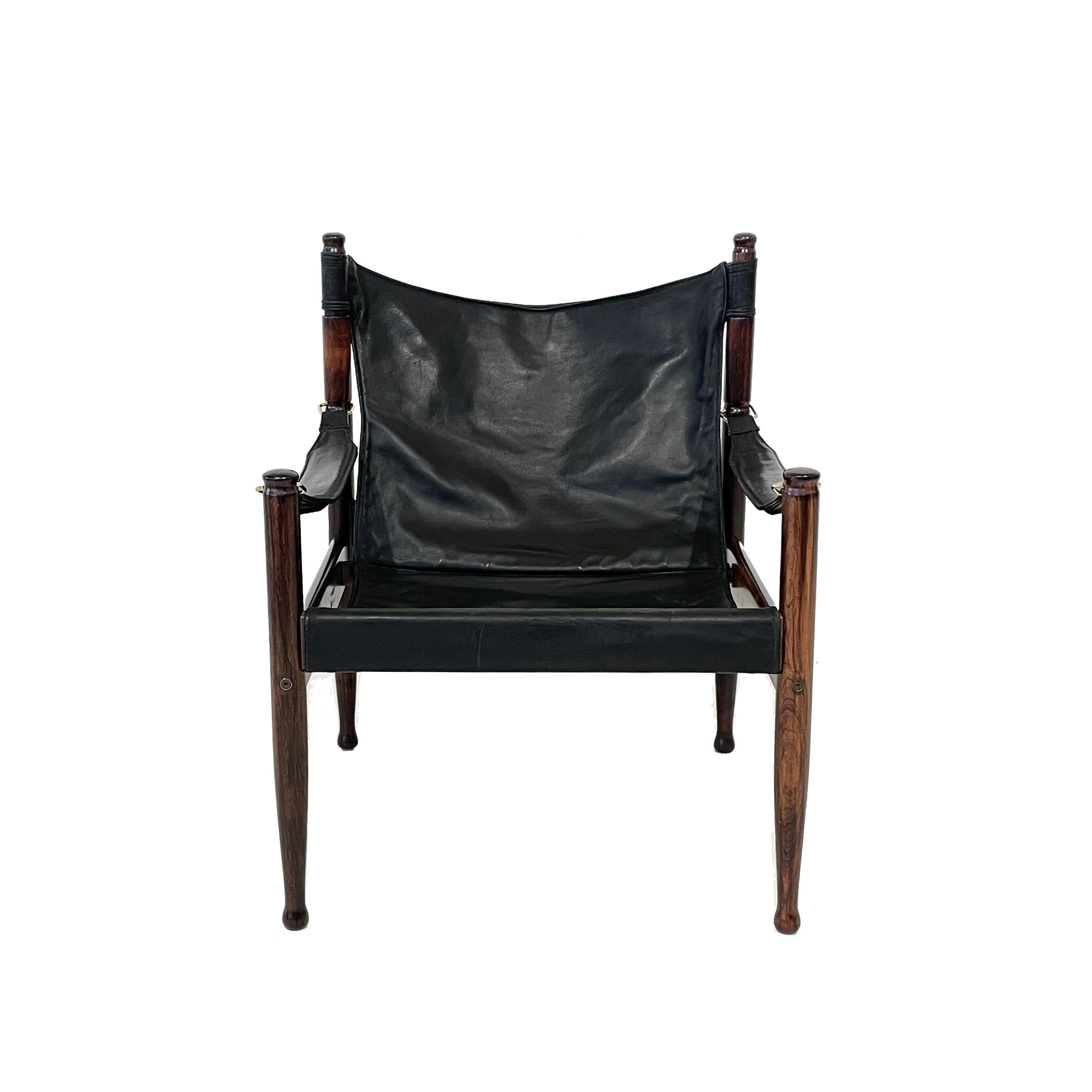 Safari-Sessel, entworfen von Erik Worts für Niels Eilersen, Dänemark, 1960. Hergestellt aus massivem Palisanderholz und Ledersitz mit Messingdetails. Sehr schöner patinierter Ledersitz, aber immer noch in gutem Vintage-Zustand. 

Unten