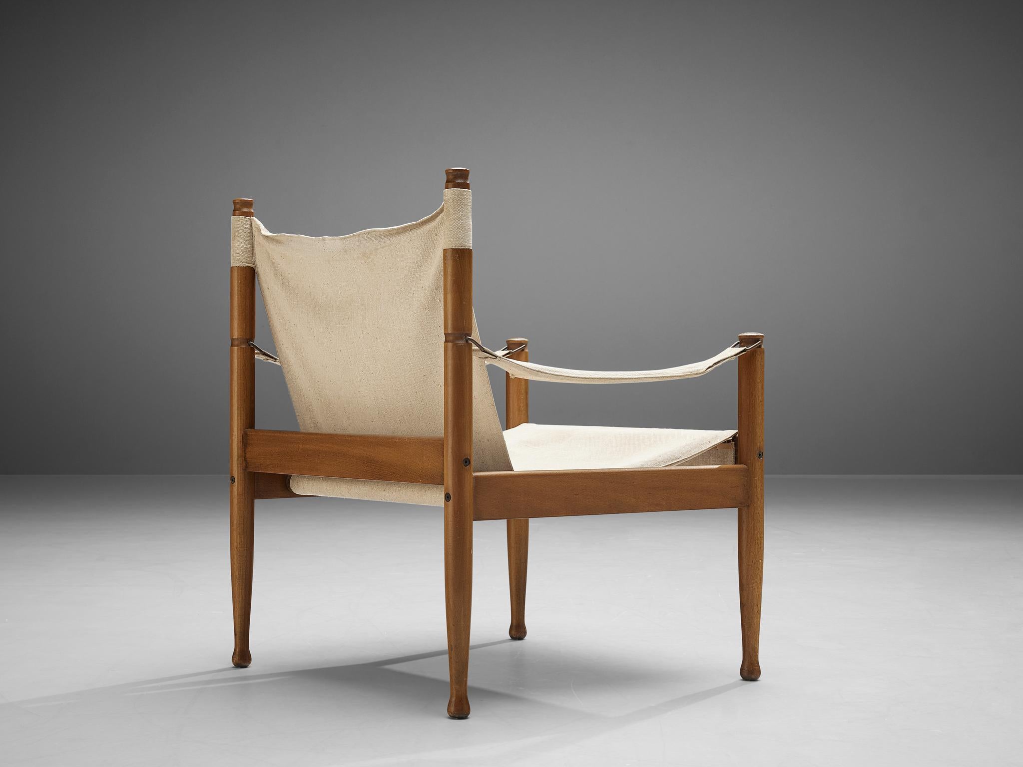 Erik Wørts pour Niels Beeche, chaise safari, hêtre teinté, toile, Danemark, années 1960 

Cette chaise longue robuste aux détails raffinés est conçue par le designer danois Erik Wørts. Le fauteuil safari a une expression sincère et harmonieuse grâce