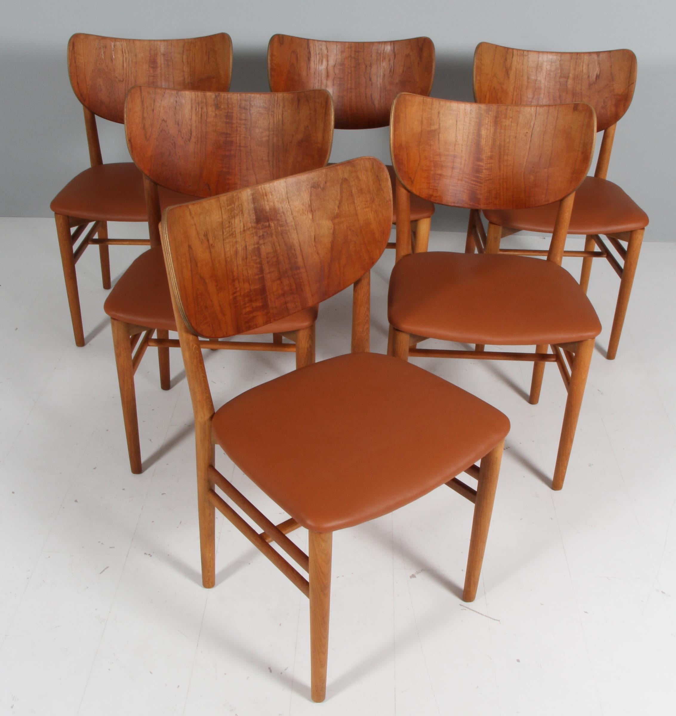 Erik Wørts set of four dining chairs new upholstered with aniline leather.

Frame of solid oak, back of veenered teak.

Made by Wørts møbelsnedkeri.