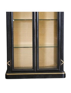 Erika Brunson pour Dessin Fournir Vitrine néoclassique noire et or Cabi