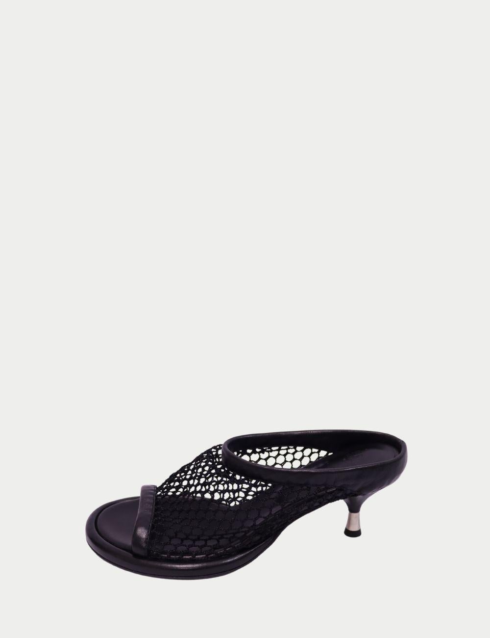 Erika Cavallini Zapatos de tacón de aguja de malla negros

Minimalistas con un toque especial, estas sandalias de malla negras de Erika Cavallini combinan la artesanía italiana con un toque moderno. Diseñados con una exclusiva superposición de malla