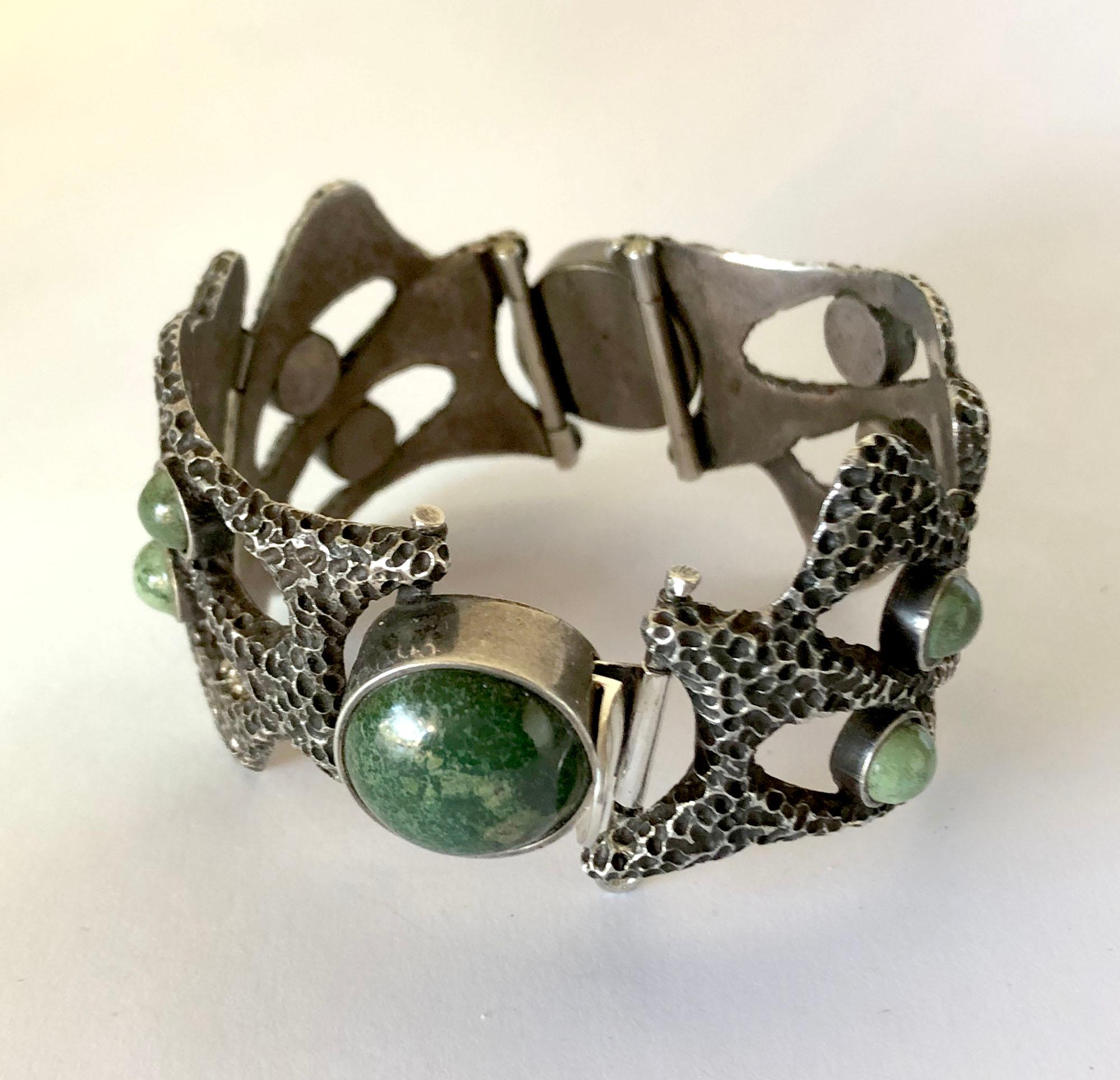 Mexikanisches Gliederarmband aus strukturiertem Sterlingsilber mit natürlichen Edelsteinen von Erika Hult de Corral (Cabochon)