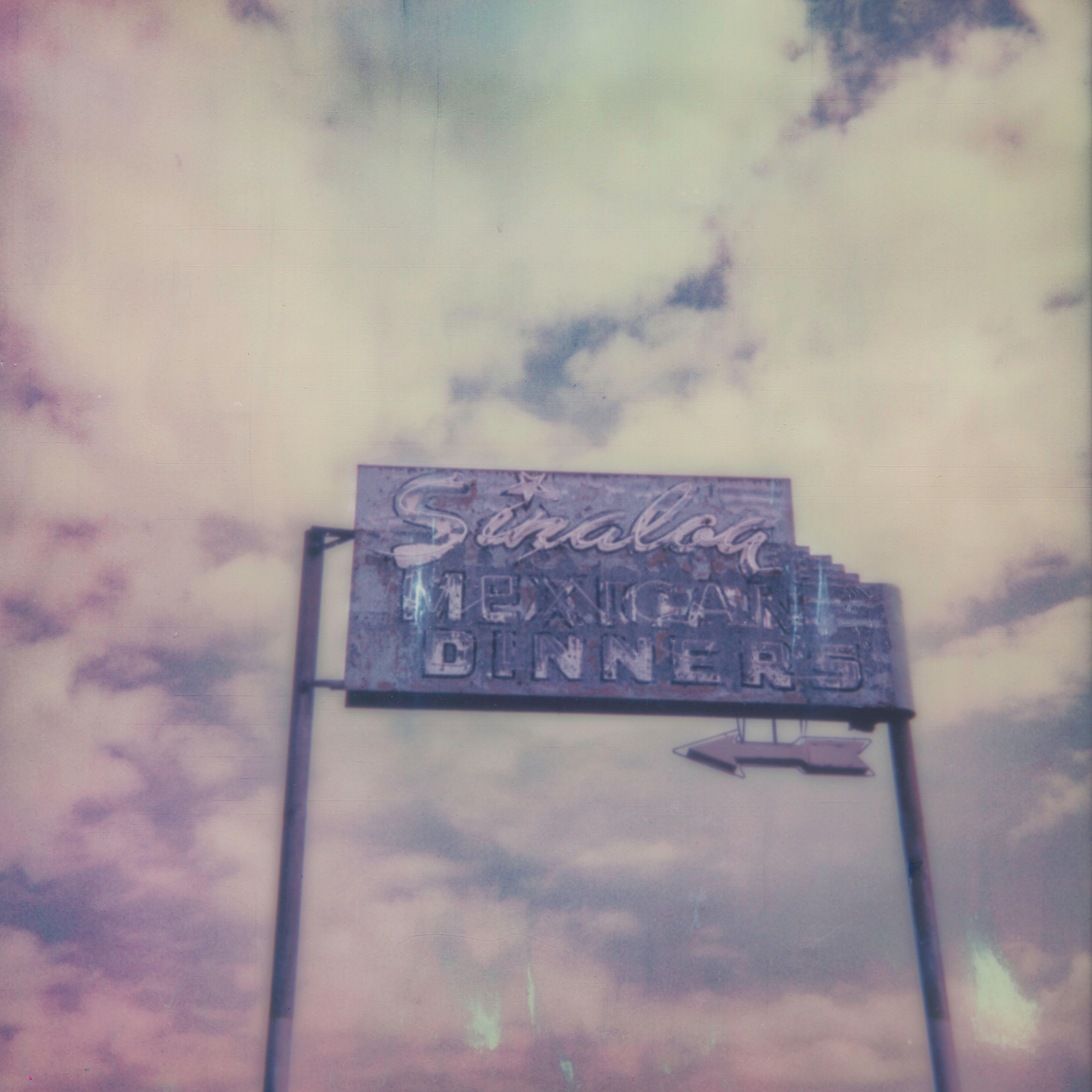 Erin Dougherty Landscape Photograph – Blaue Sinaloa (Ghosts of Route 99) – 21. Jahrhundert, Polaroid, Landschaft