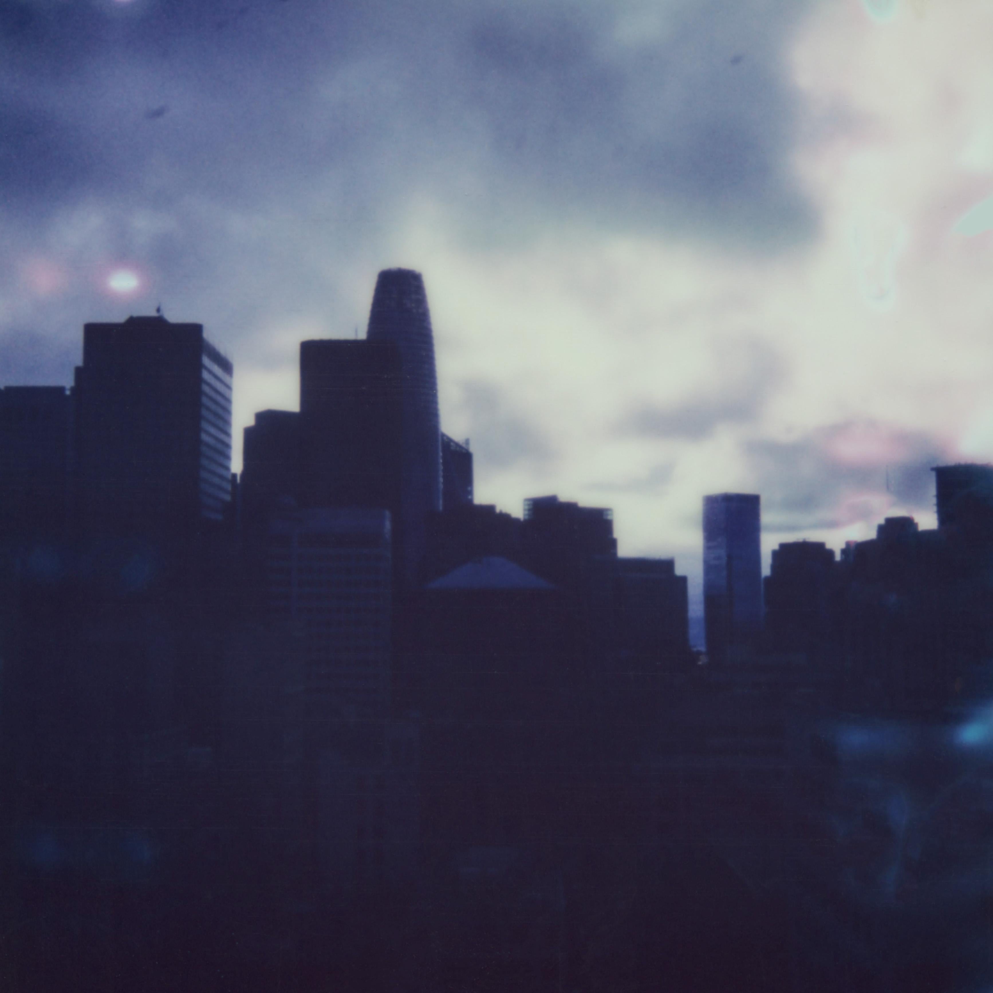 Erin Dougherty Color Photograph – Stadt an der Bucht (San Francisco) – 21. Jahrhundert, Polaroid, Landschaft