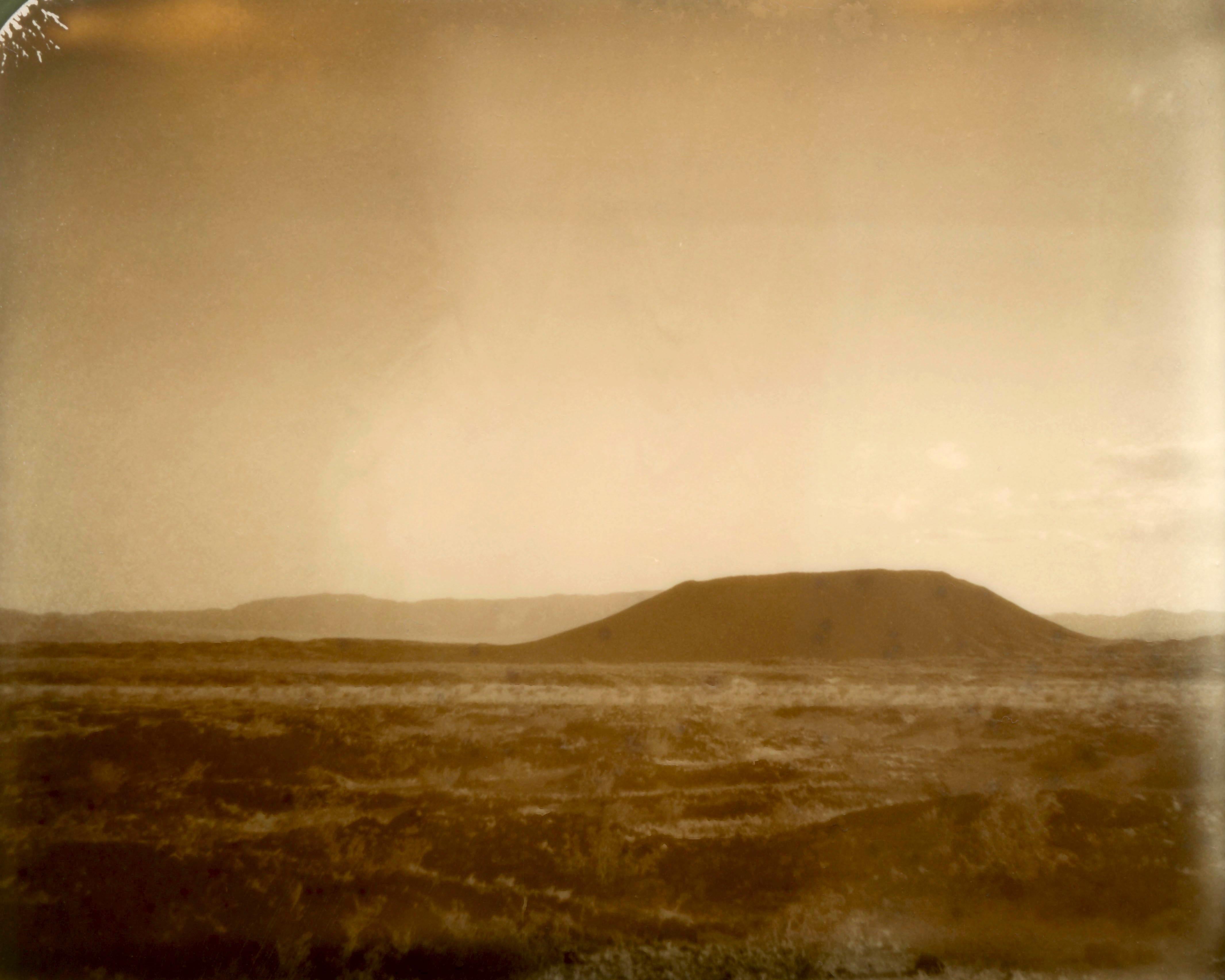 Crater (Le désert en sépia) - 21e siècle, Polaroid, paysage