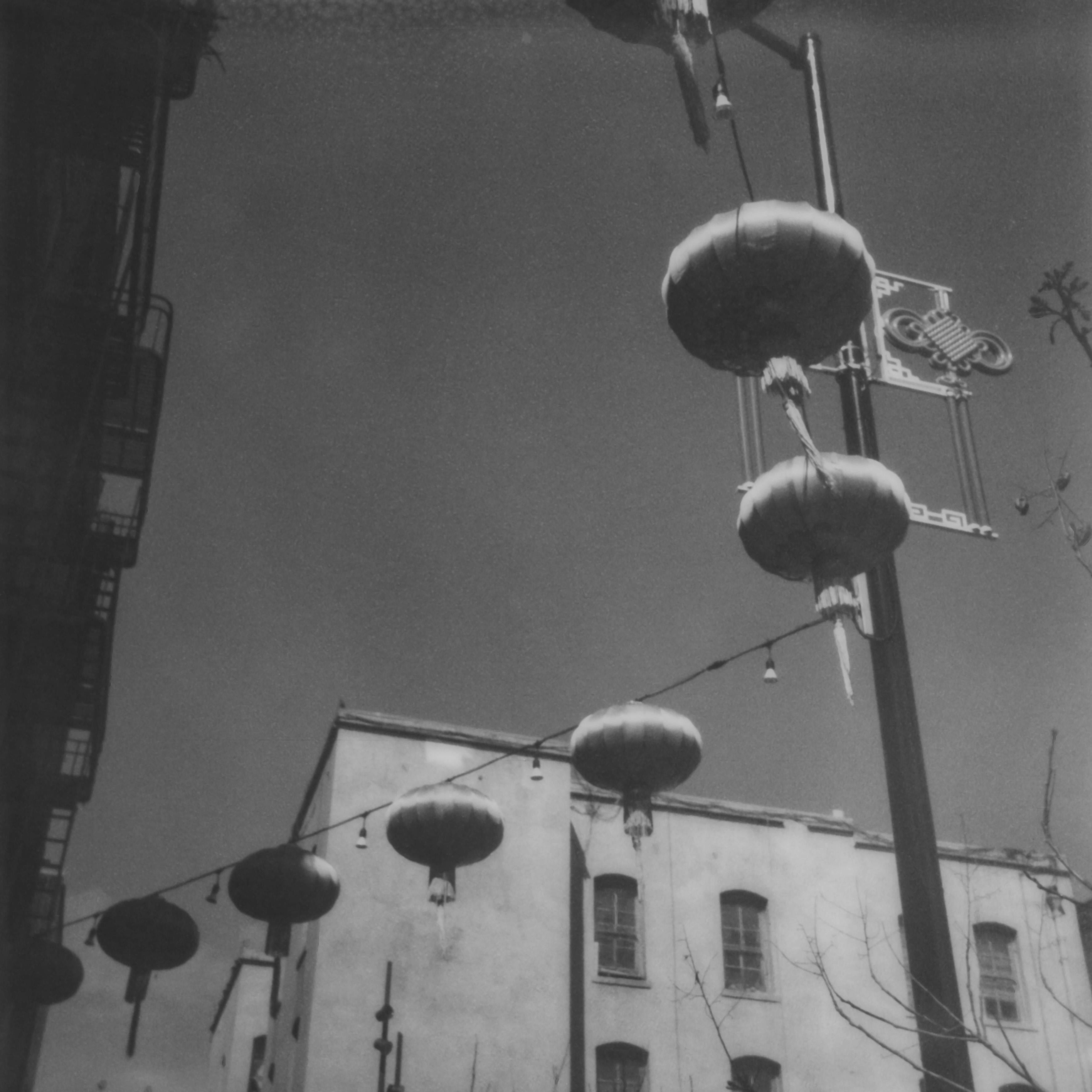 Black and White Photograph Erin Dougherty - Lanterne (San Francisco) - 21e siècle, Polaroid, paysage