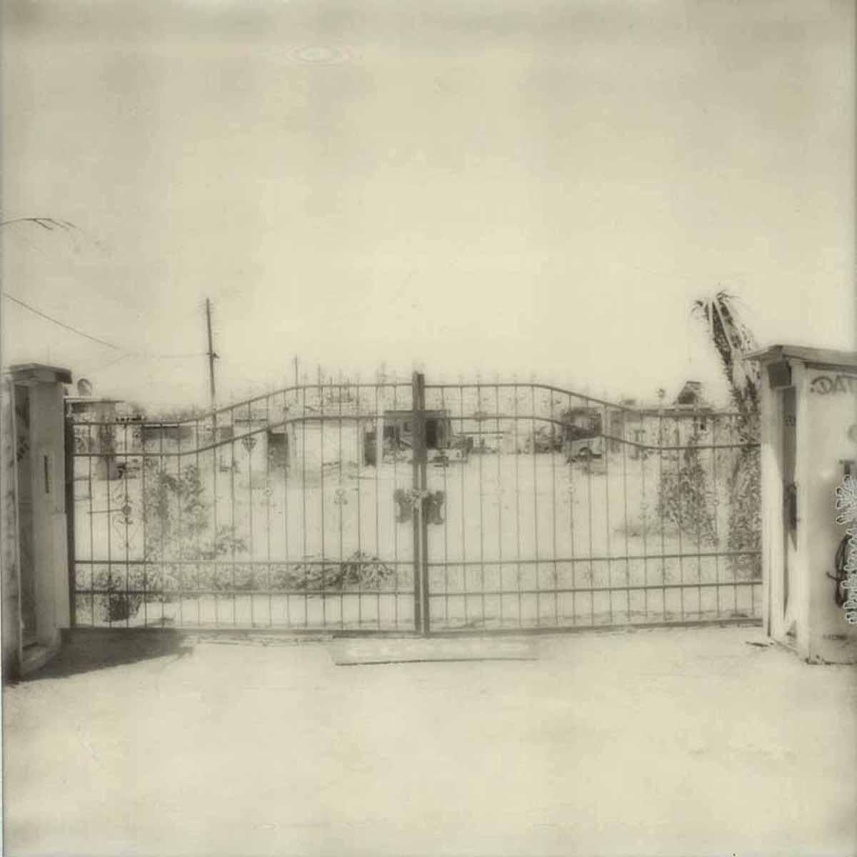 Erin Dougherty Landscape Photograph – Neighbors (Salton Sea) – 21. Jahrhundert, Polaroid, Landschaft