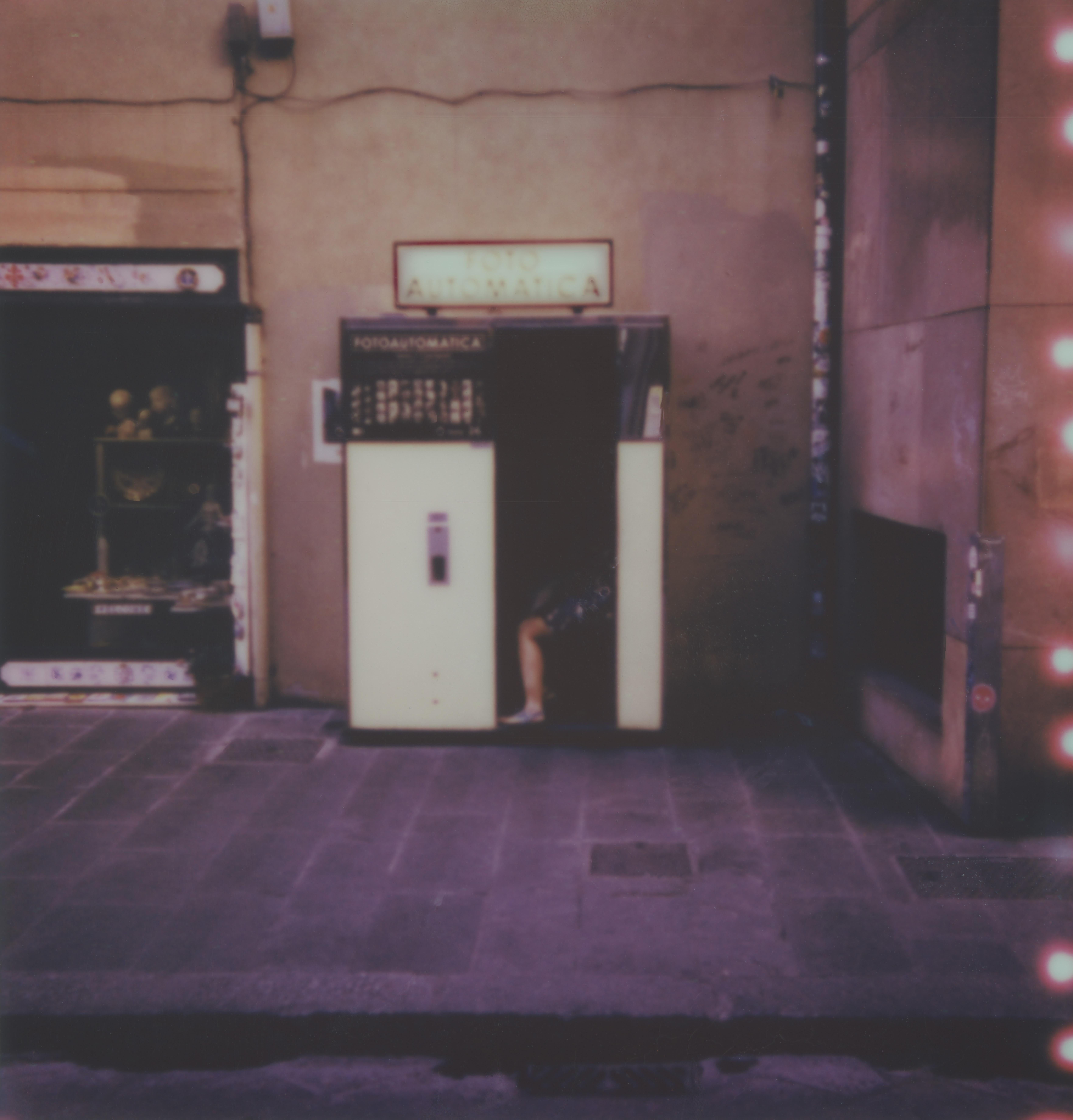 Color Photograph Erin Dougherty - Selfie, Florence - 21e siècle, Polaroid, Paysage