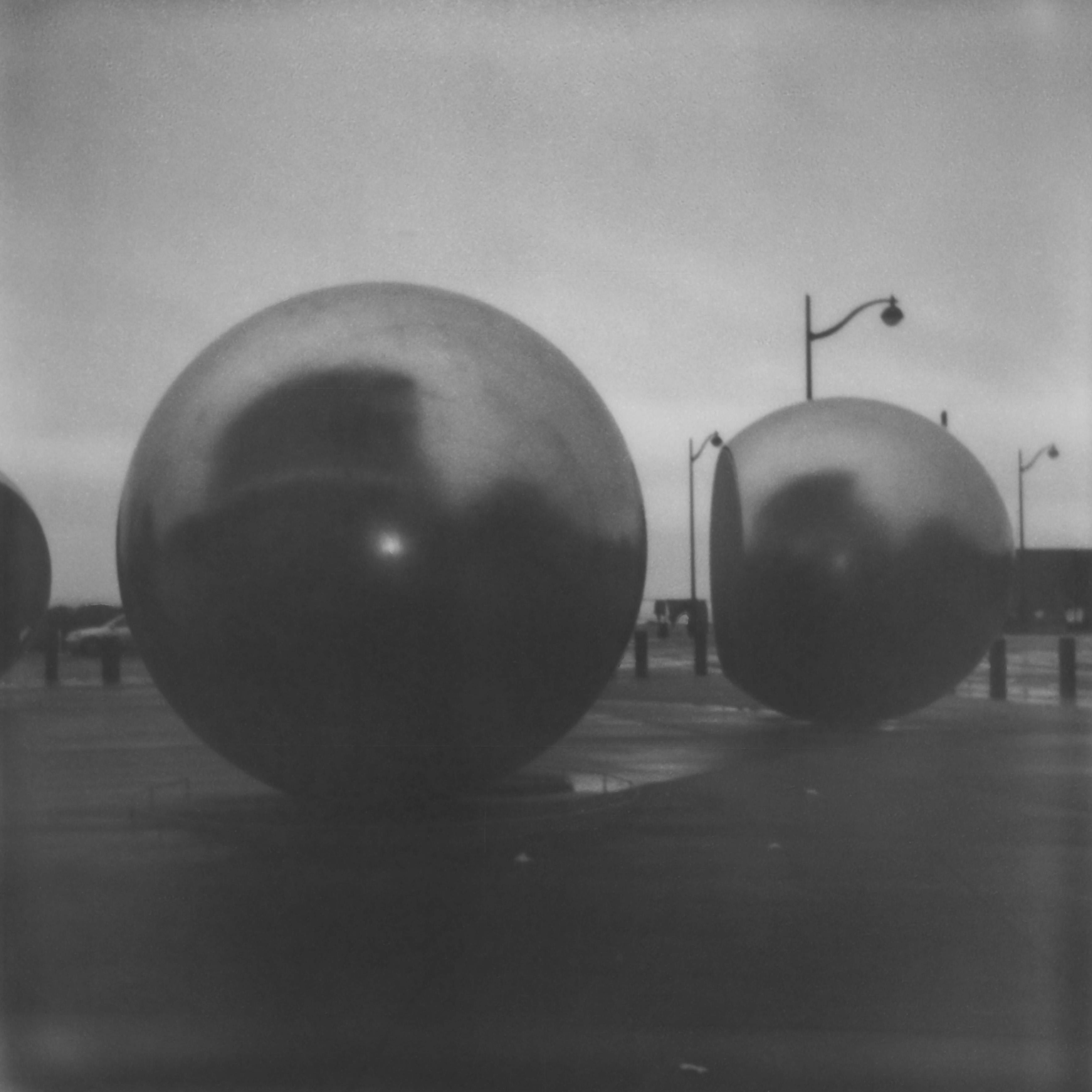 Black and White Photograph Erin Dougherty - Spheres (San Francisco) - 21e siècle, Polaroid, paysage