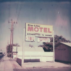 Étoile de l'étoile (Ghosts of Route 99) - 21e siècle, Polaroid, paysage