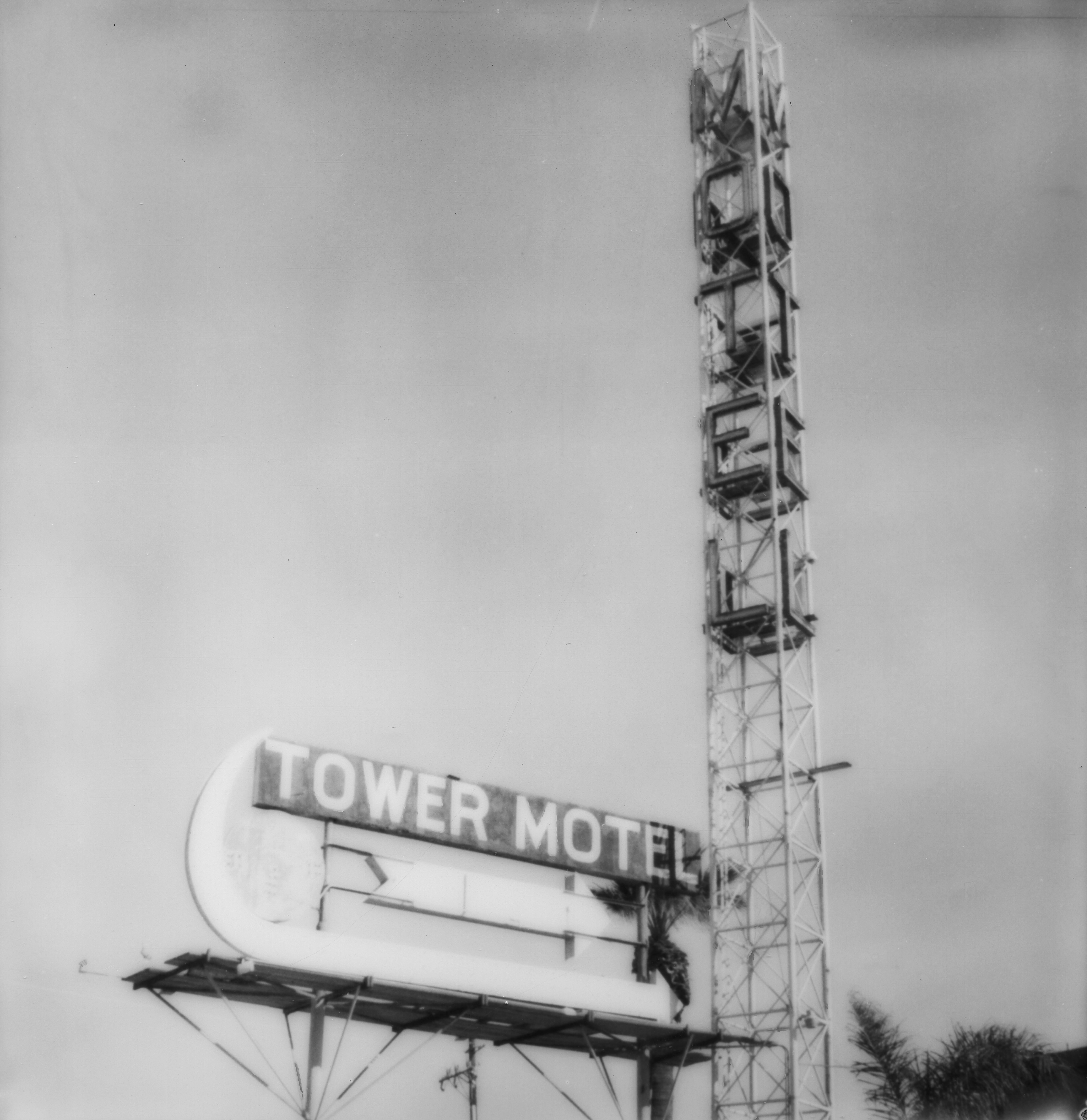 Landscape Photograph Erin Dougherty - Tour Motel 1 (Table de tour fantôme) - 21e siècle, Polaroid, paysage