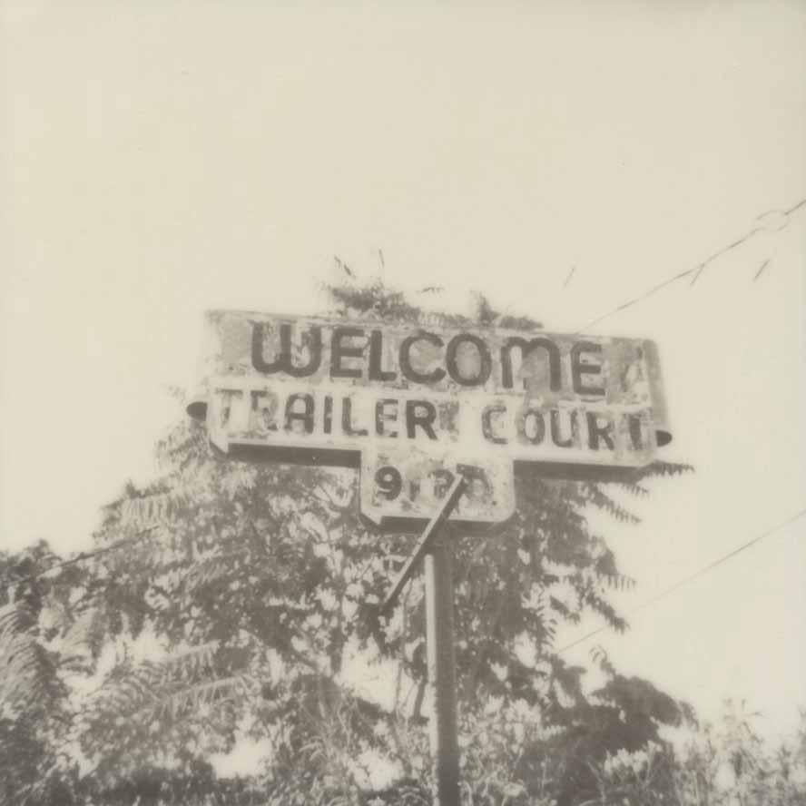 Welcome Trailer Court (Ghosts of Route 99) – 21. Jahrhundert, Polaroid, Landschaft