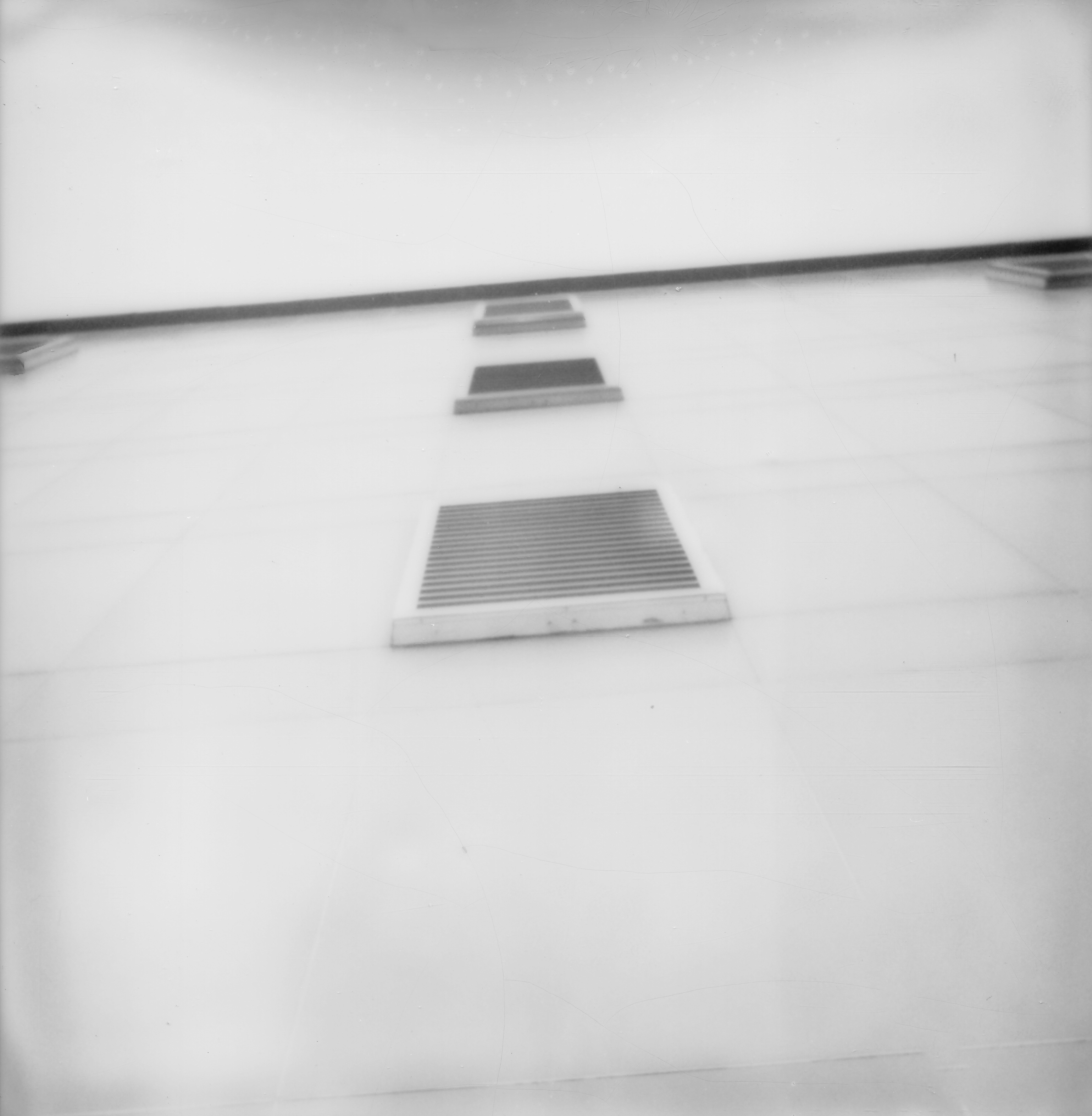 Black and White Photograph Erin Dougherty - Les fenêtres de la ville fantôme - 21e siècle, Polaroid, paysage