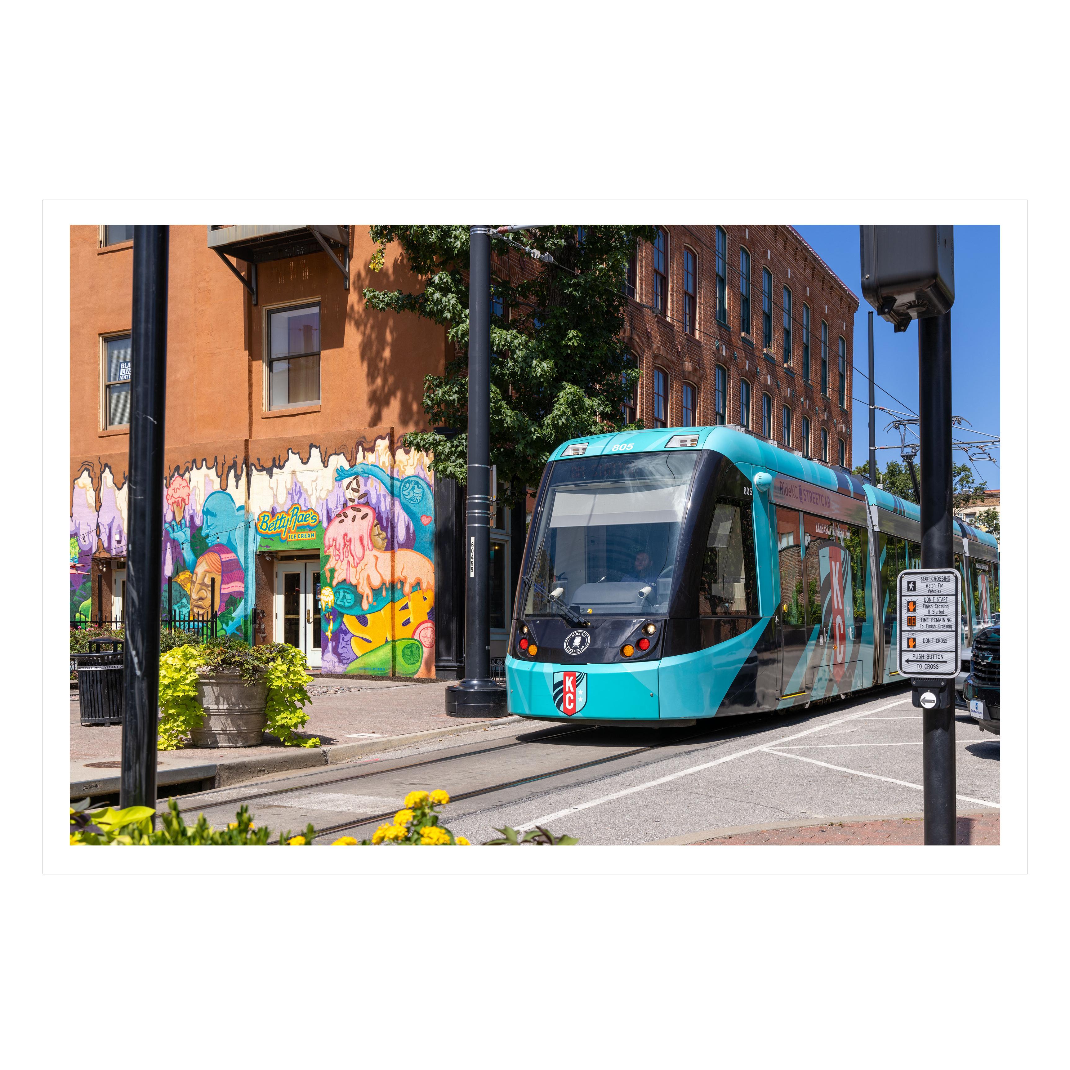 Betty RAE et le tramway (40% DE RÉDUCTION SUR LE PRIX DE LISTE) - Photograph de Erin Eggerman