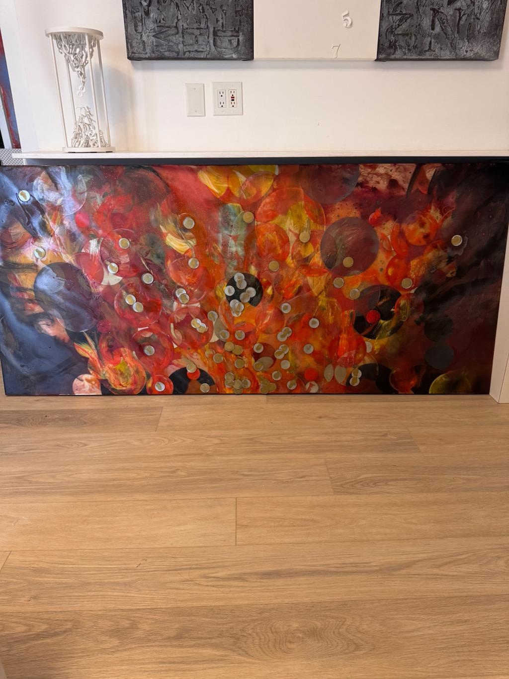 Mauna Kea è un affascinante dipinto astratto originale dell'artista contemporanea Erin Parish, rinomata per le sue opere dinamiche e multistrato. Questo pezzo presenta una composizione ipnotica di forme circolari vibranti nei toni del rosso,