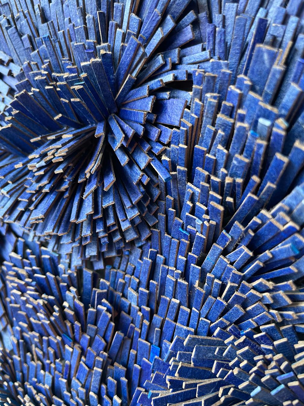 Lapis - 3D kleine zeitgenössische blaue abstrakte runde Wandmalerei Skulptur  im Angebot 1
