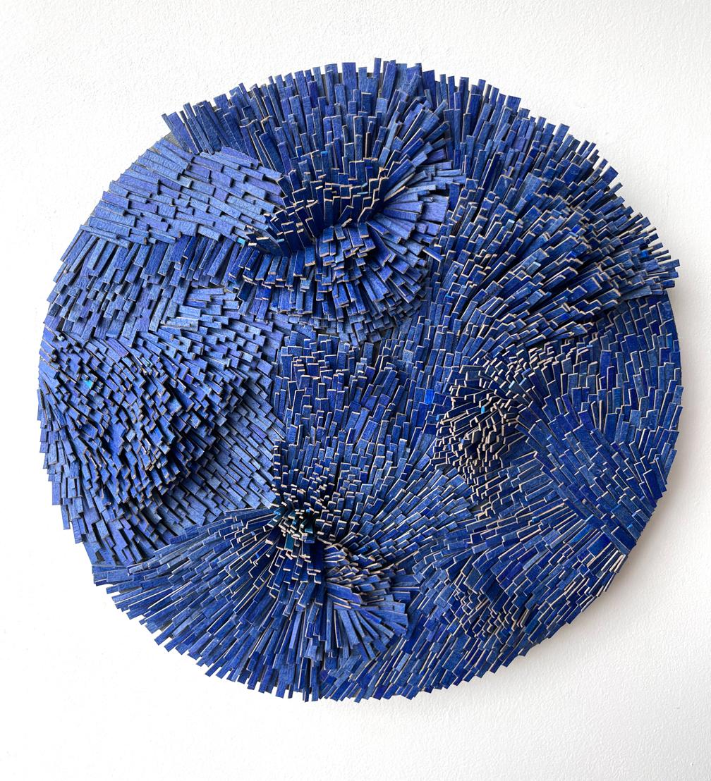 Lapis - 3D kleine zeitgenössische blaue abstrakte runde Wandmalerei Skulptur  – Mixed Media Art von Erin Vincent
