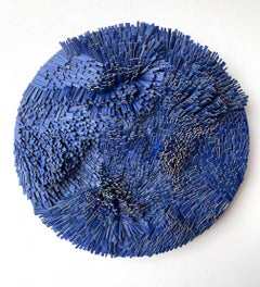 Lapis - 3D petite sculpture murale abstraite bleue contemporaine ronde 
