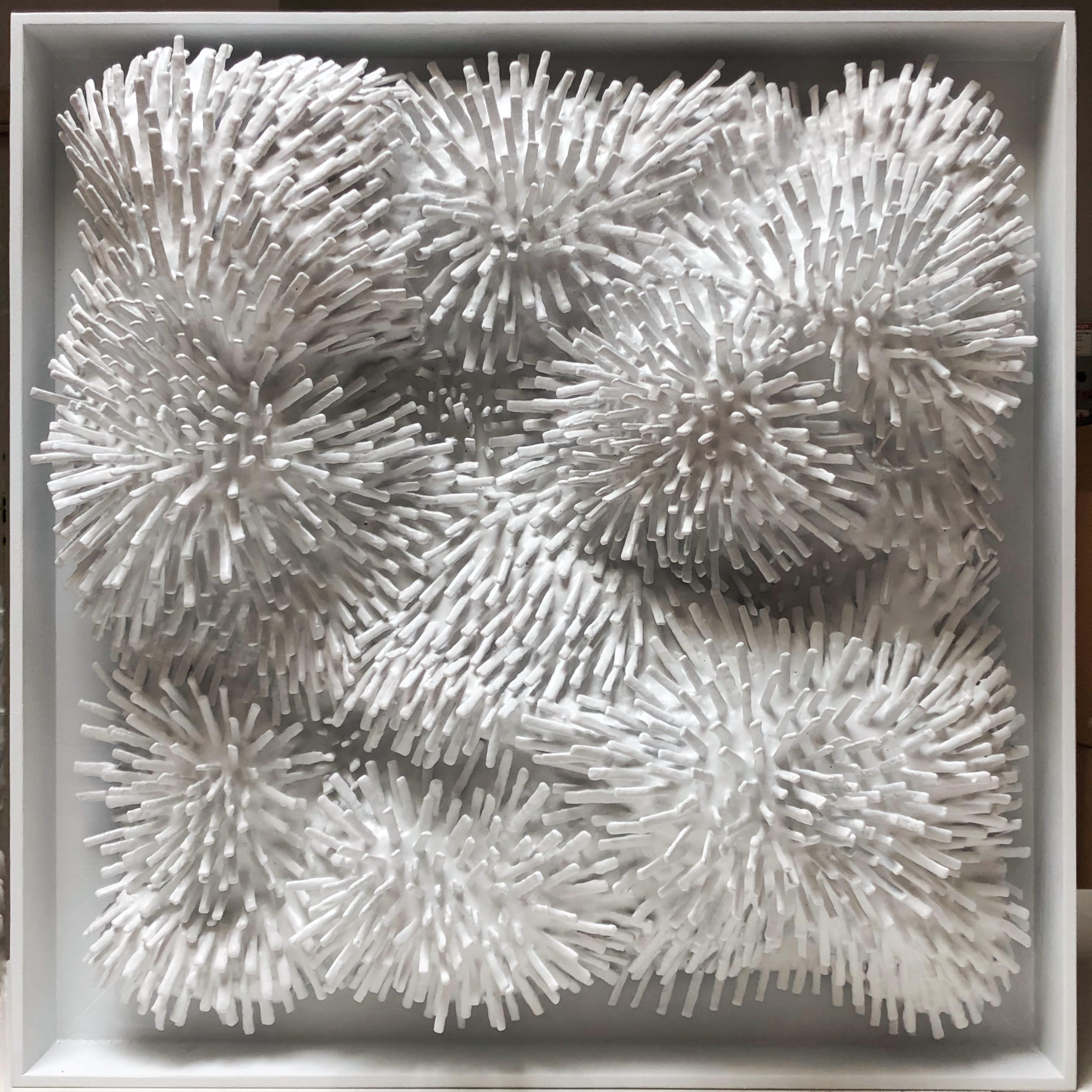 Weiß White Burst 2 - 3D organische, zeitgenössische, abstrakte Wandskulptur aus Schaumstoff