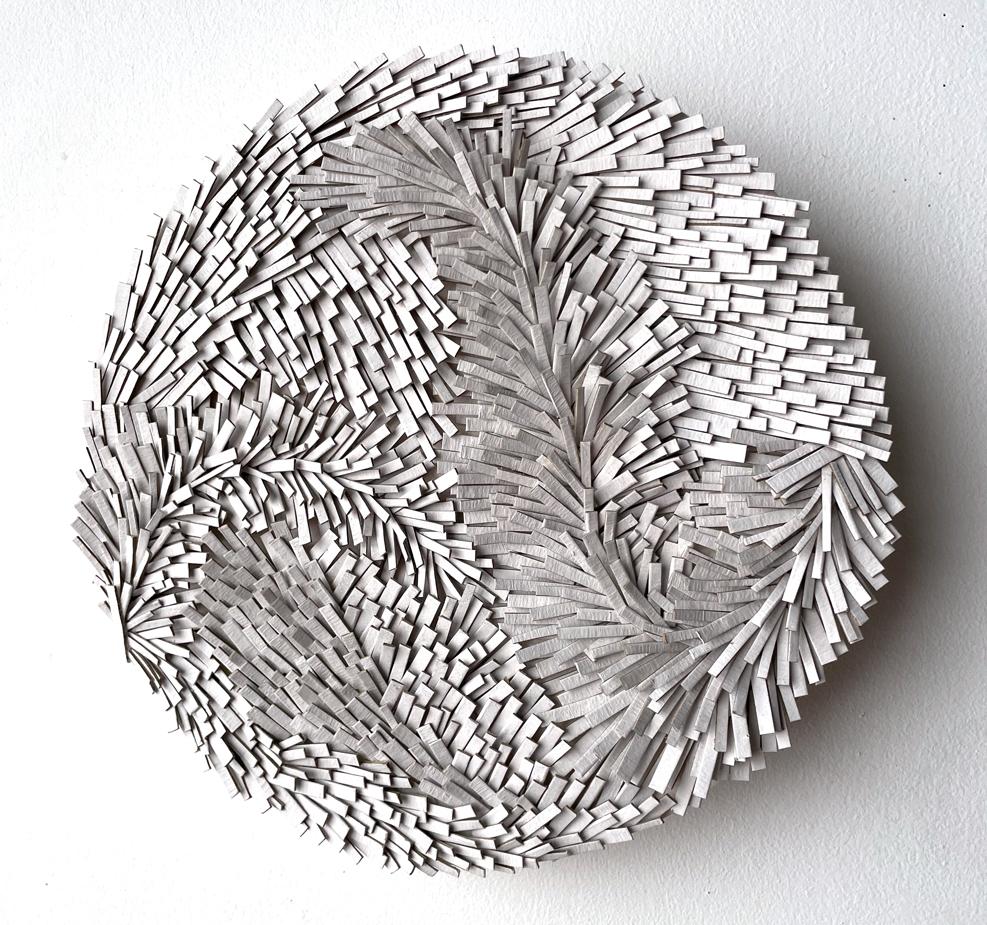 White Path - scultura murale astratta contemporanea rotonda in 3D di piccole dimensioni