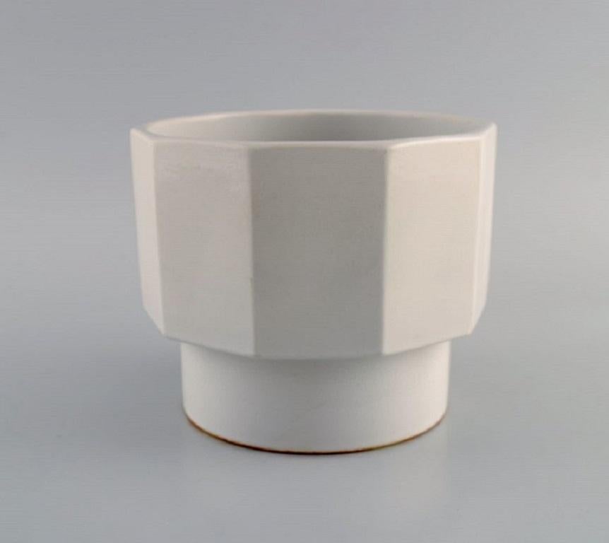 Erix Hennix para Gustavsberg. Tres macetas Plantina de porcelana esmaltada. 
1970s.
Medidas más grandes: 16,5 x 13 cm.
En excelente estado.
Sellado.
