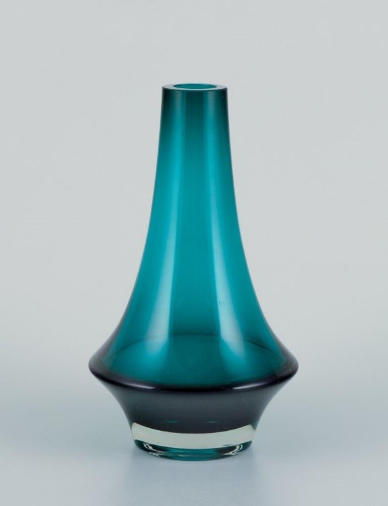 Erkkitapio Siiroinen für Riihimäen Lasi, Finnland. Zwei Vasen aus grünem und klarem mundgeblasenem Kunstglas.
Modell 1379.
Perfekter Zustand.
Unterschrieben.
Große Vase: H 20,0 cm x T 11,0 cm.
Kleine Vase: H 15,0 cm x T 8,5 cm.
