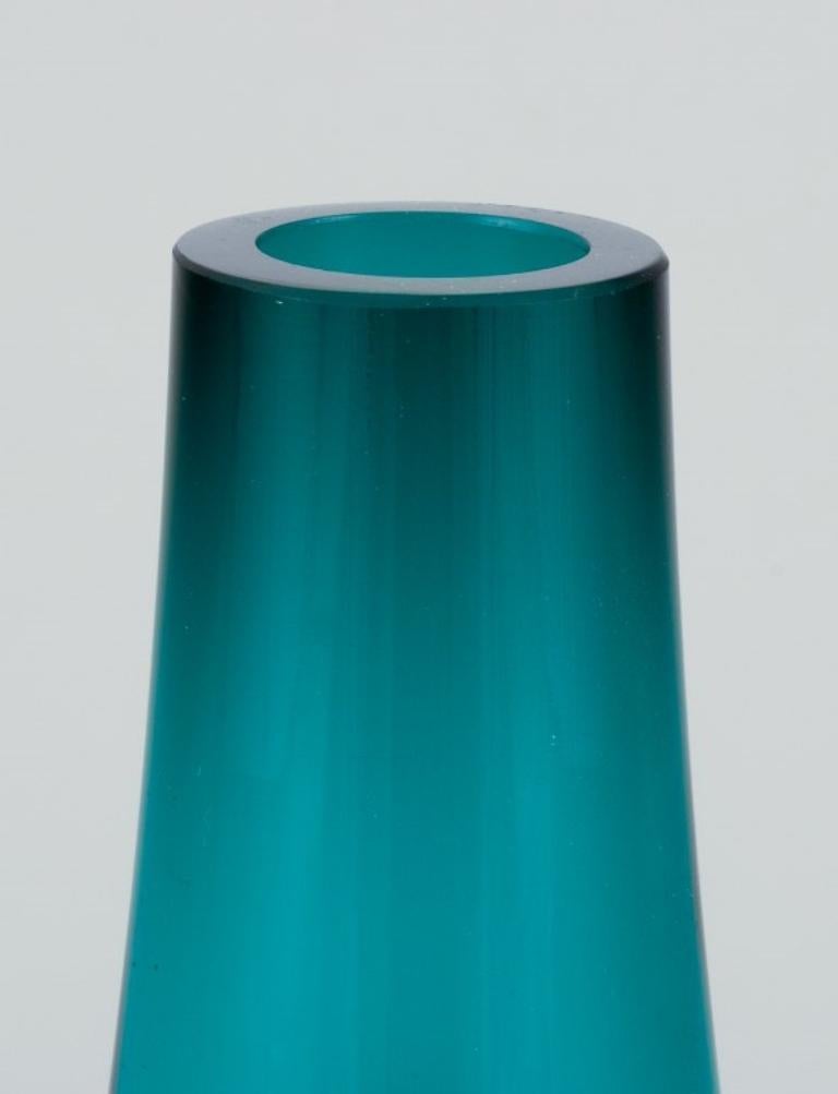 Erkkitapio Siiroinen für Riihimäen Lasi. Zwei Vasen aus grünem und klarem Kunstglas (Skandinavische Moderne) im Angebot