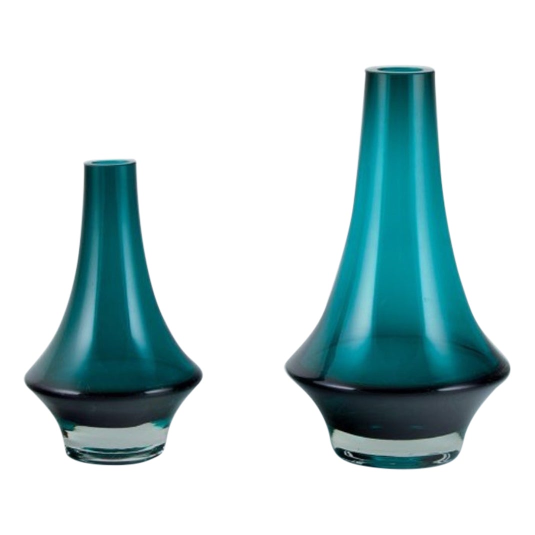 Erkkitapio Siiroinen pour Riihimäen Lasi. Deux vases en verre d'art vert et transparent