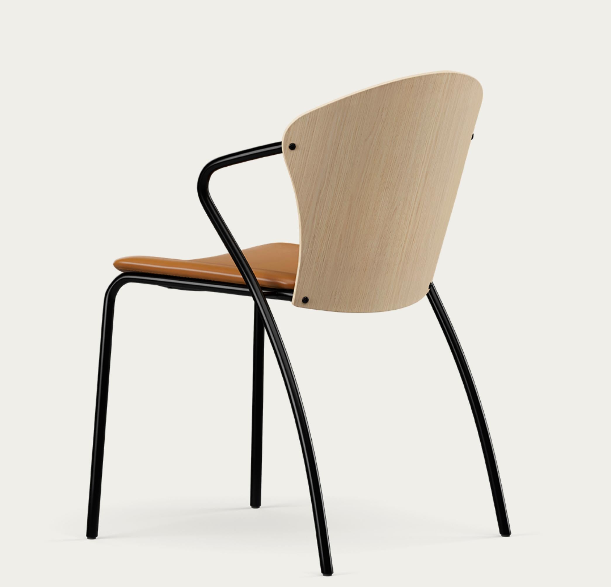 Erla Solveig Oskarsdóttir Silla Bessi Estructura: Negro, Tipos de madera: Roble Aceite Claro, Tapicería: Coñac Colección For One 

Diseñada en 2000 por Erla Sólveig Óskarsdóttir, la Silla Bessie presenta un equilibrio de sencillez de diseño y