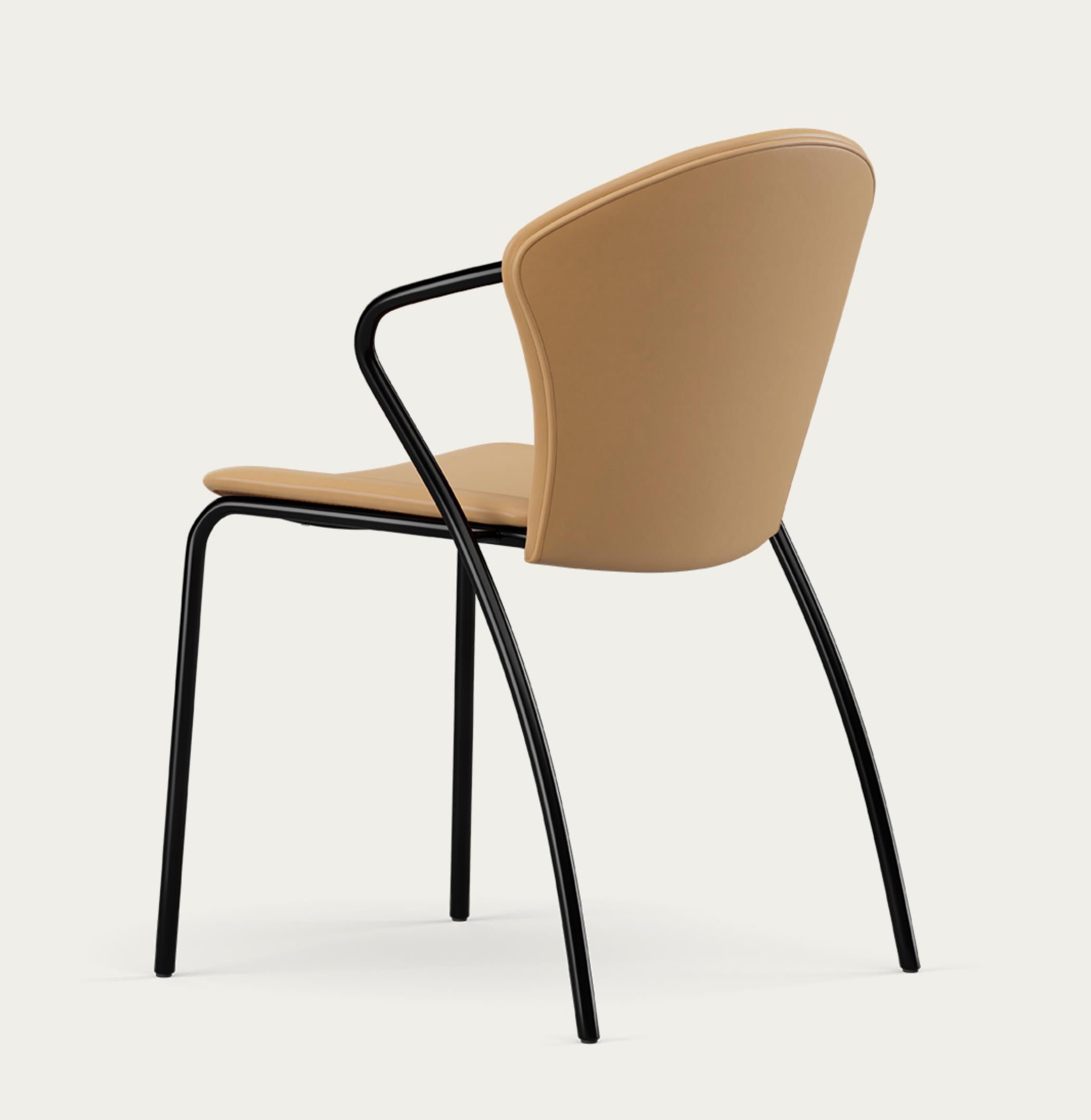 Sedia Erla Solveig Oskarsdóttir Bessi Struttura: Nero, Rivestimento: Sabbia For One Collection'S 

Disegnata nel 2000 da Erla Sólveig Óskarsdóttir, la sedia Bessie presenta un equilibrio tra semplicità del design e funzionalità pratica. Grazie alla