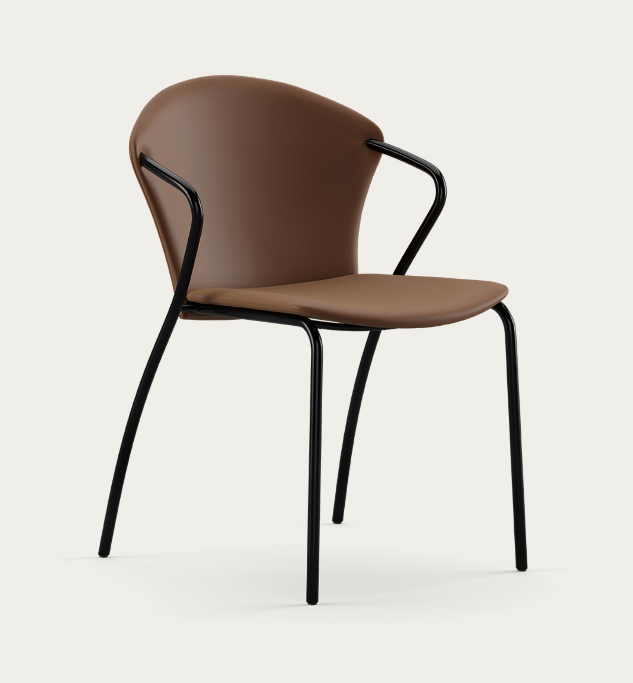 Sedia Erla Solveig Oskarsdóttir Bessi Struttura: Nero, Rivestimento: Umber For One Collection'S 

Disegnata nel 2000 da Erla Sólveig Óskarsdóttir, la sedia Bessie presenta un equilibrio tra semplicità del design e funzionalità pratica. Grazie alla