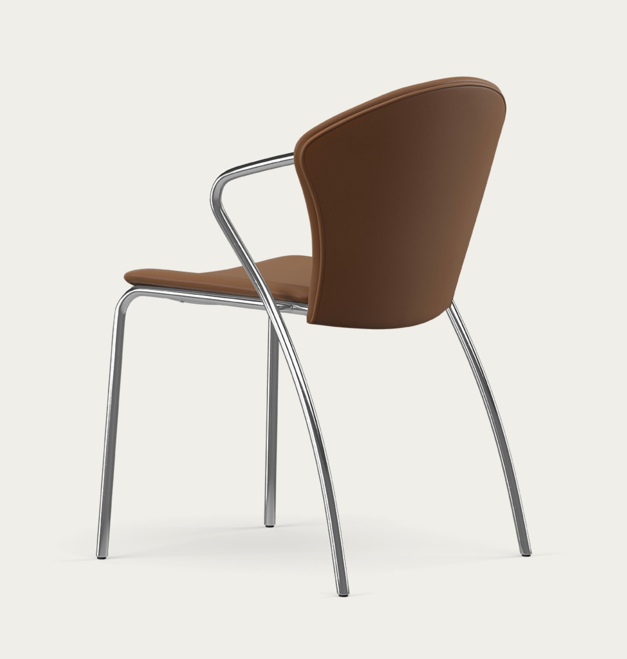 Erla Solveig Oskarsdóttir Bessi Chair Frame : Chrome, Upholstery : Umber For One Collection 

Conçue en 2000 par Erla Sólveig Óskarsdóttir, la chaise Bessi présente un équilibre entre simplicité du design et fonctionnalité pratique. Grâce à sa