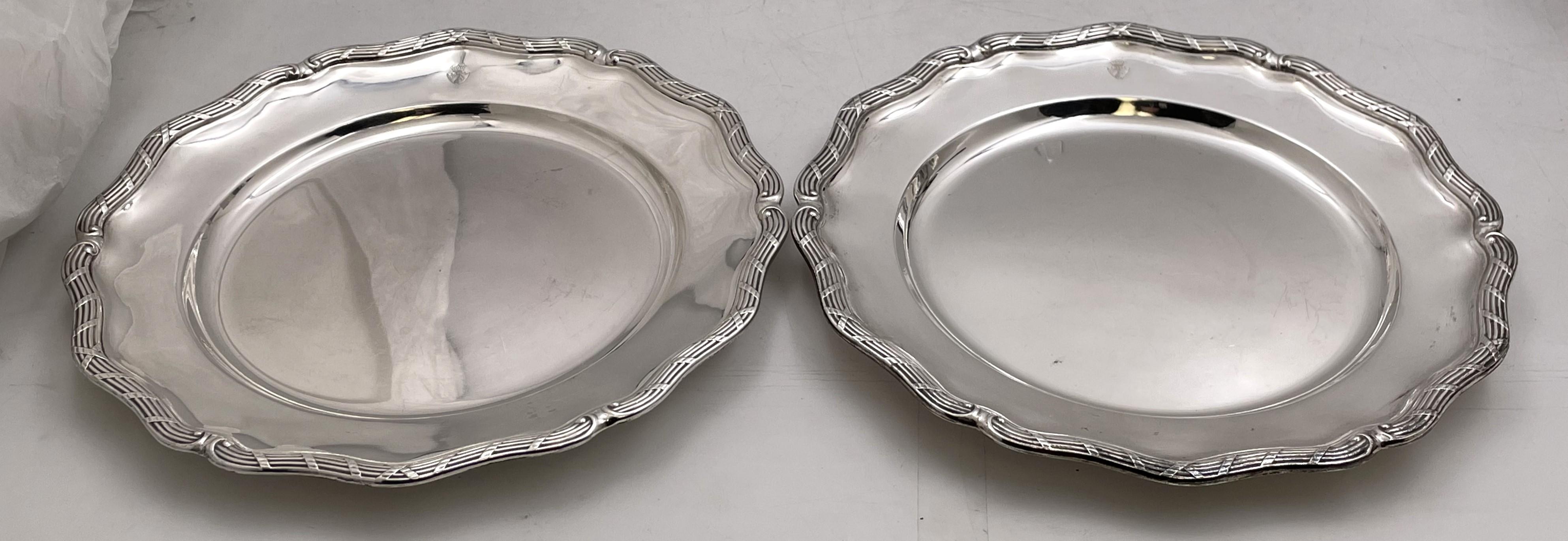 Erlandsson, pareja de platos o fuentes suecos de plata, de 1908, con bordes adornados con motivos en forma de cinta y con escudo de armas. Miden 8 7/8'' de diámetro por 3/4'' de altura, pesan 21,6 onzas troy y llevan los sellos que se muestran. 

No