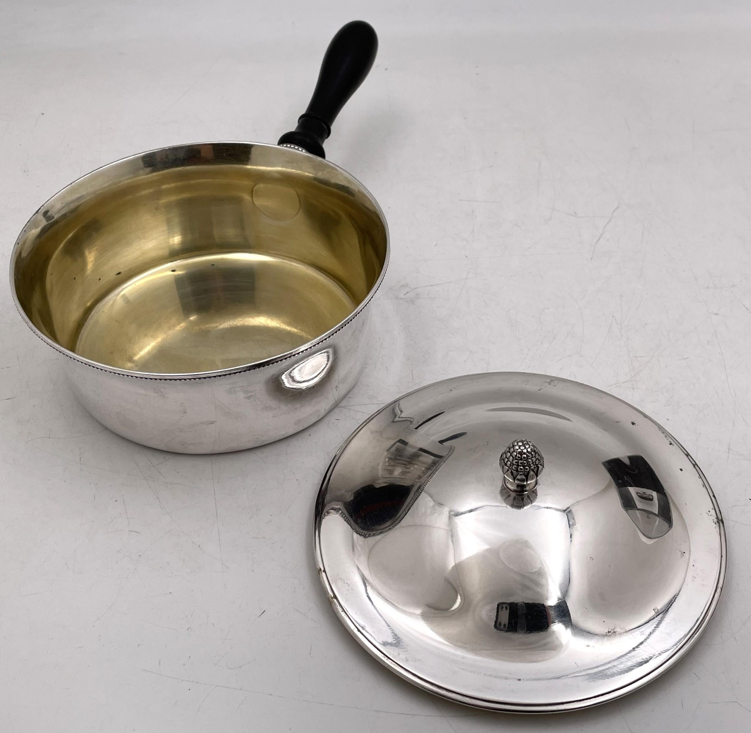 Bernt Erlandsson, casserole ou cocotte en argent continental suédois des années 1910, avec un motif de fleuron, intérieur doré, et avec une poignée en bois amovible comme illustré. Il mesure 9 1/2'' de profondeur avec la poignée (le diamètre de la
